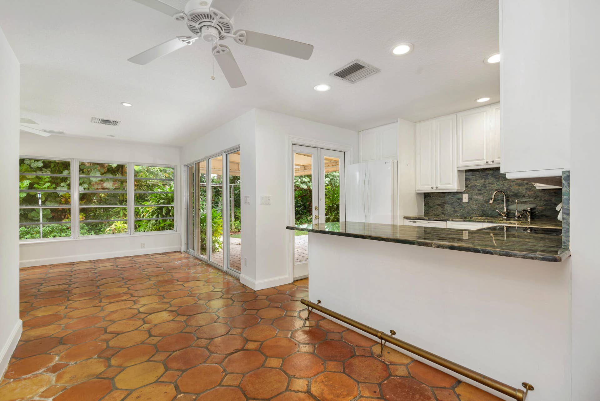 113 GREGORY Place, West Palm Beach, FL 33405 Kitchen