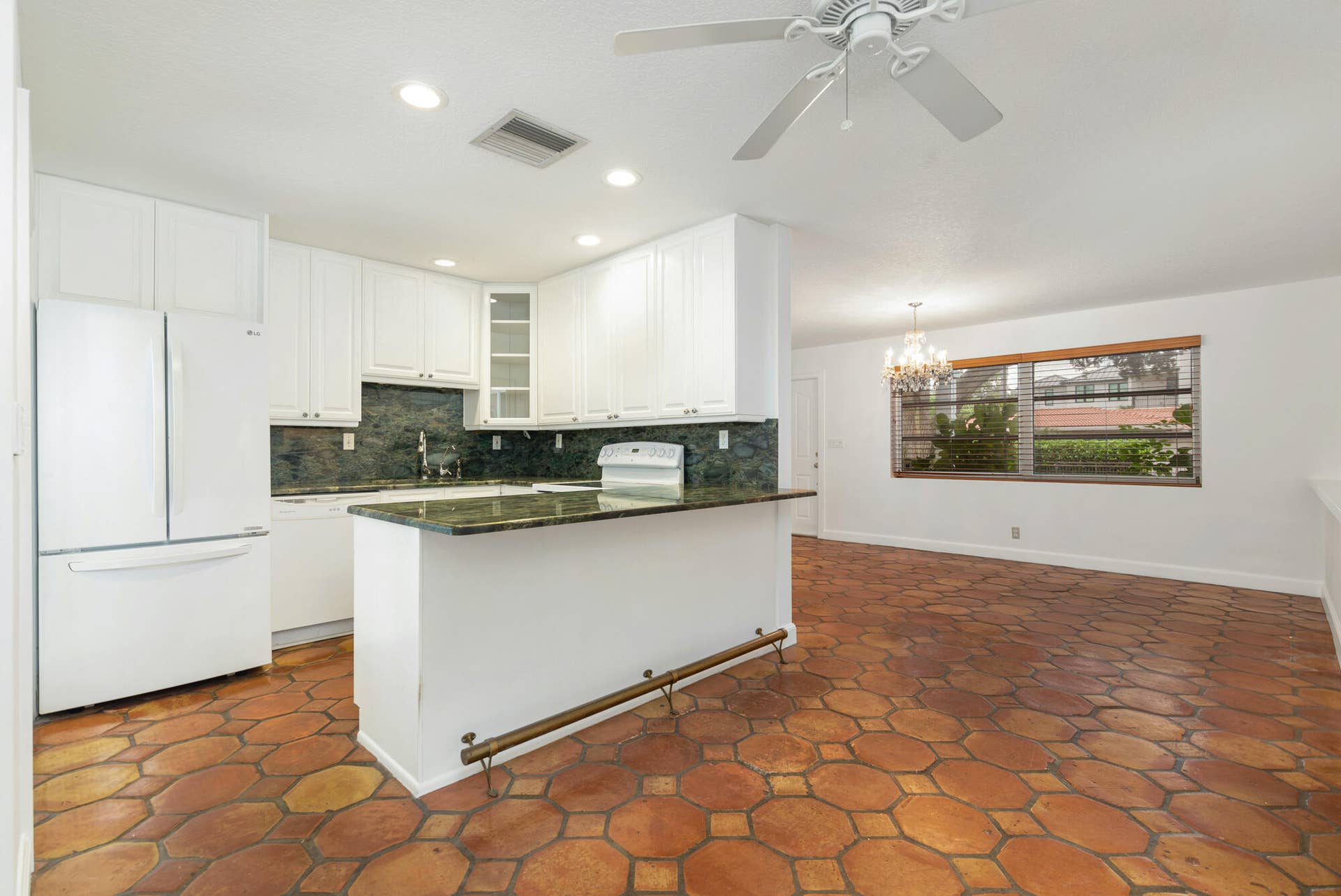 113 GREGORY Place, West Palm Beach, FL 33405 Kitchen