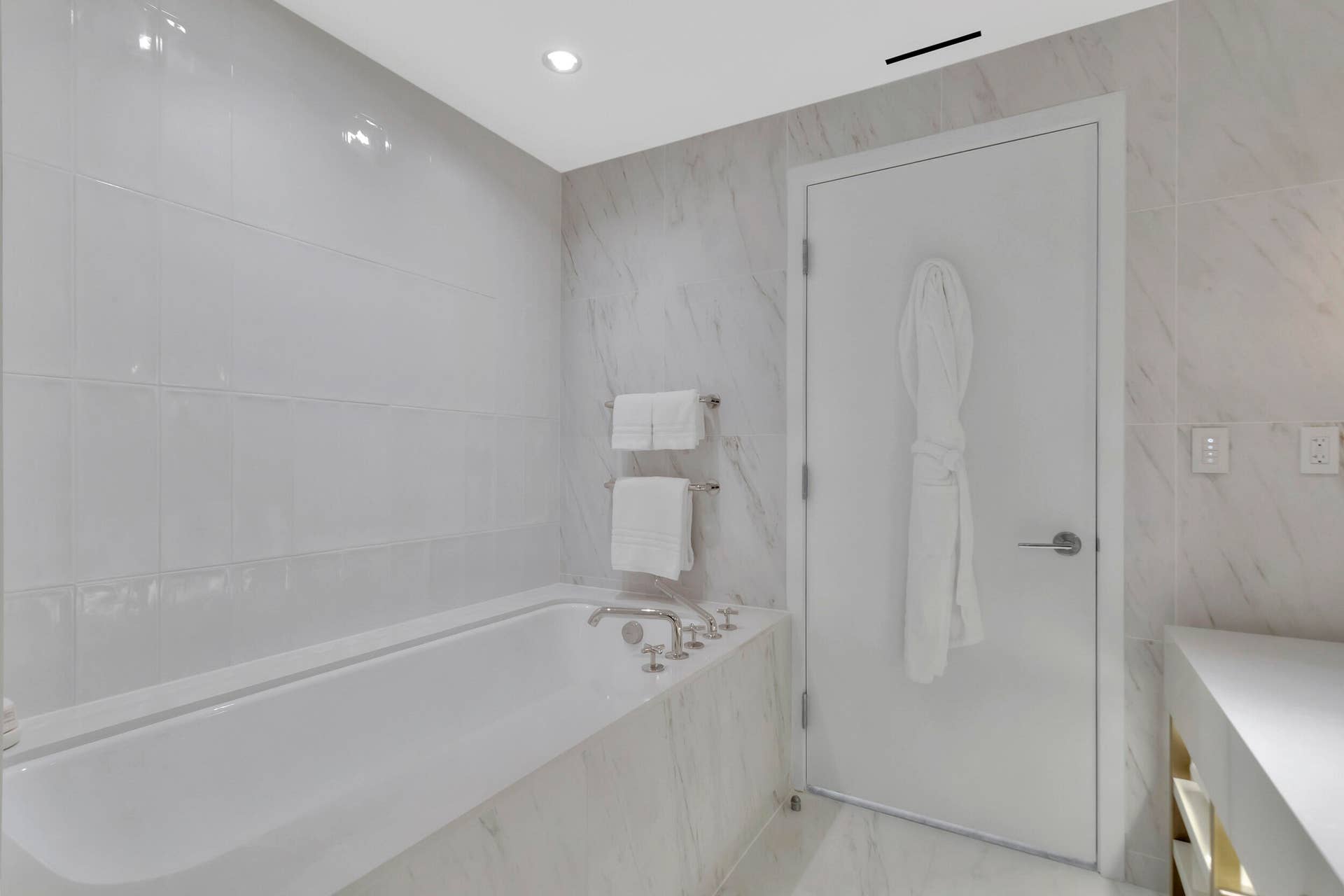 525 N FORT LAUDERDALE BEACH Boulevard N, #1704, Fort Lauderdale, FL 33304 51__g6i8102