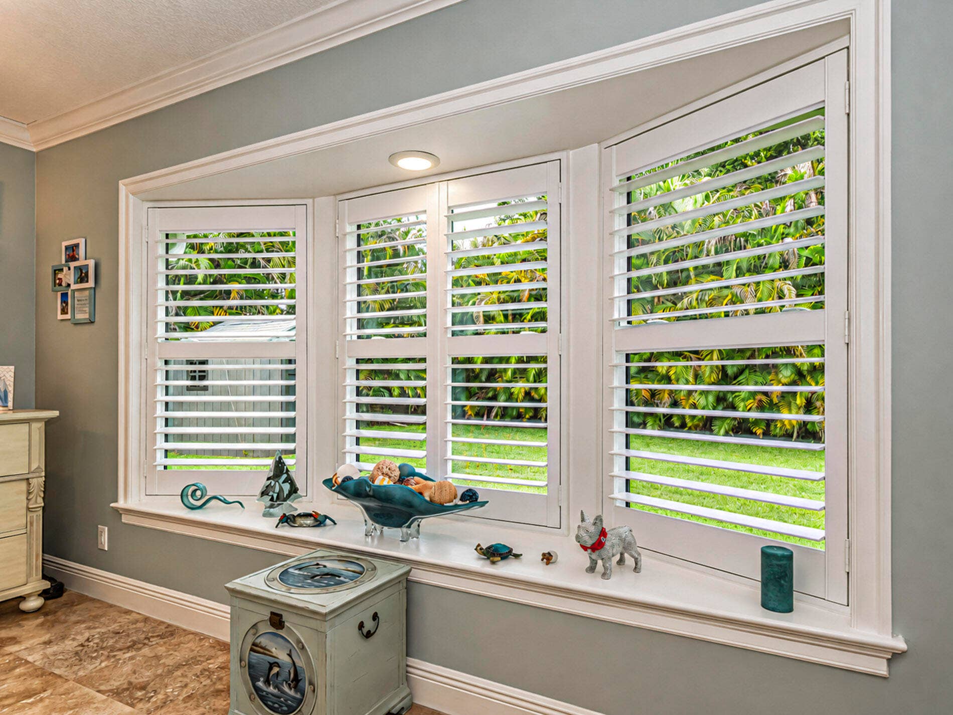 215 8TH Terrace, Vero Beach, FL 32962 Bay window with white plantation shutters and crown molding