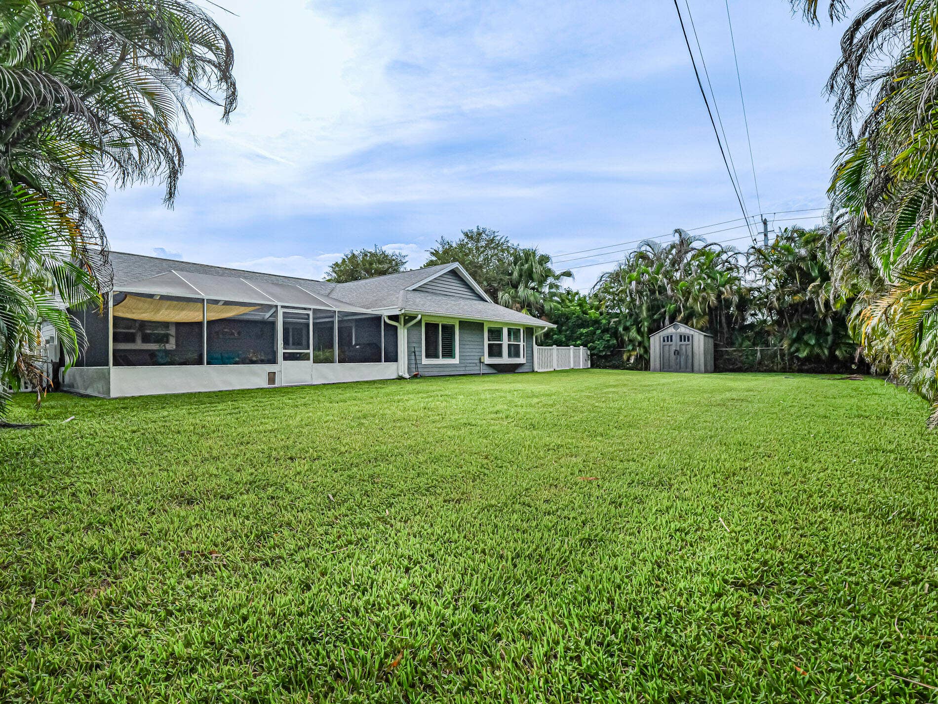 215 8TH Terrace, Vero Beach, FL 32962 Expansive green lawn - room for pool.