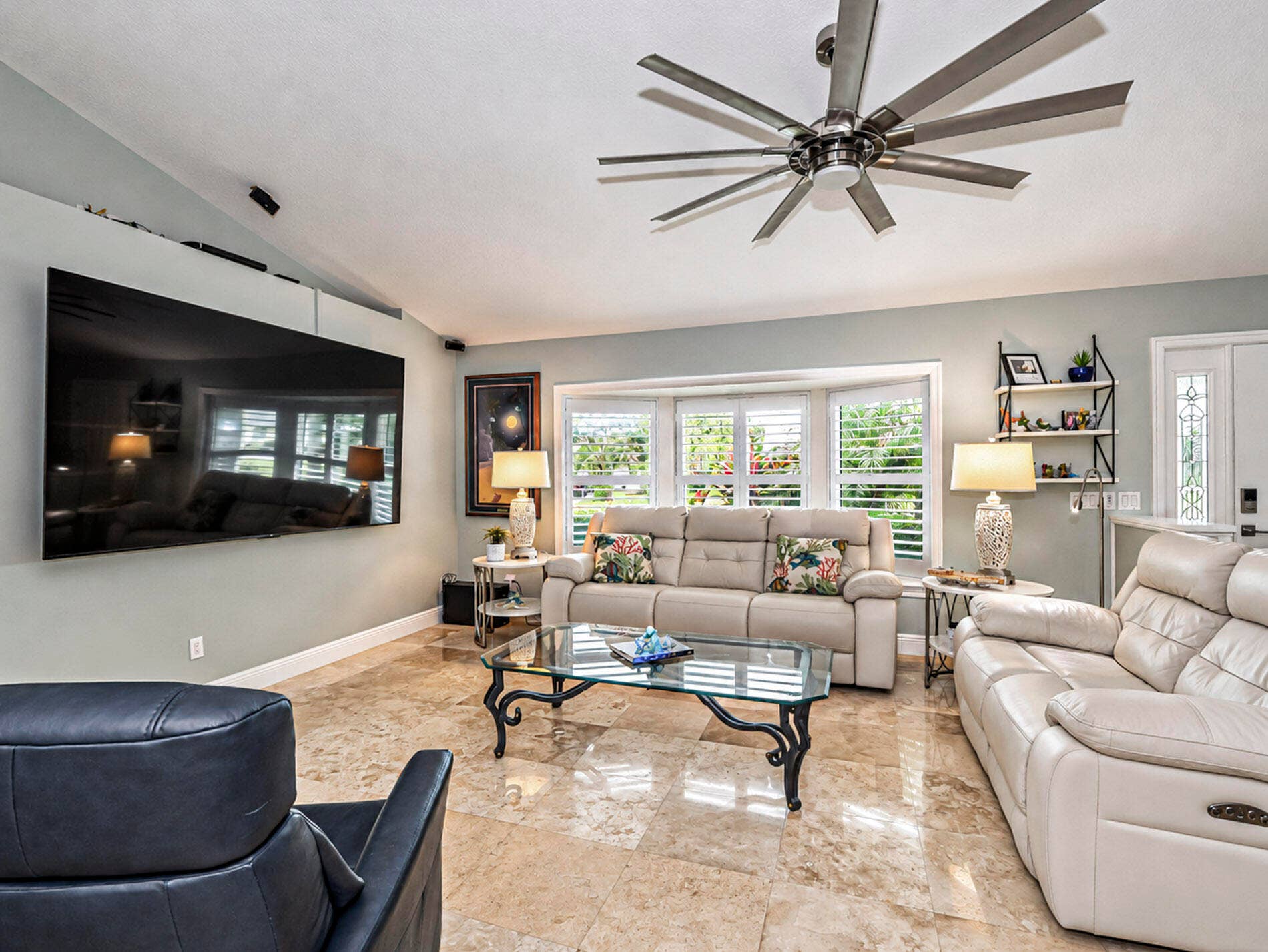 215 8TH Terrace, Vero Beach, FL 32962 Large Room for Large Entertainment Center