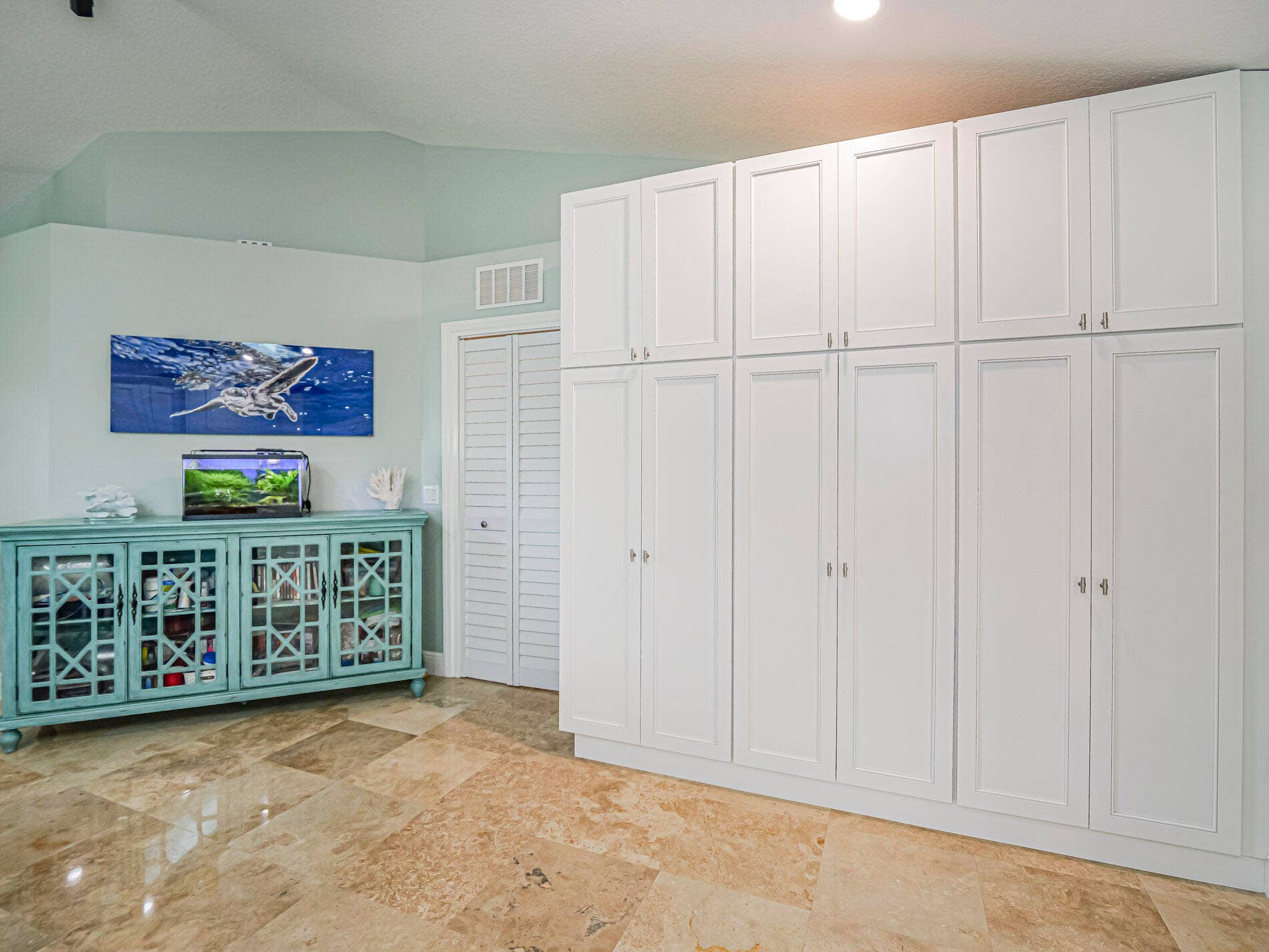215 8TH Terrace, Vero Beach, FL 32962 Expansive white cabinetry provides significant storage