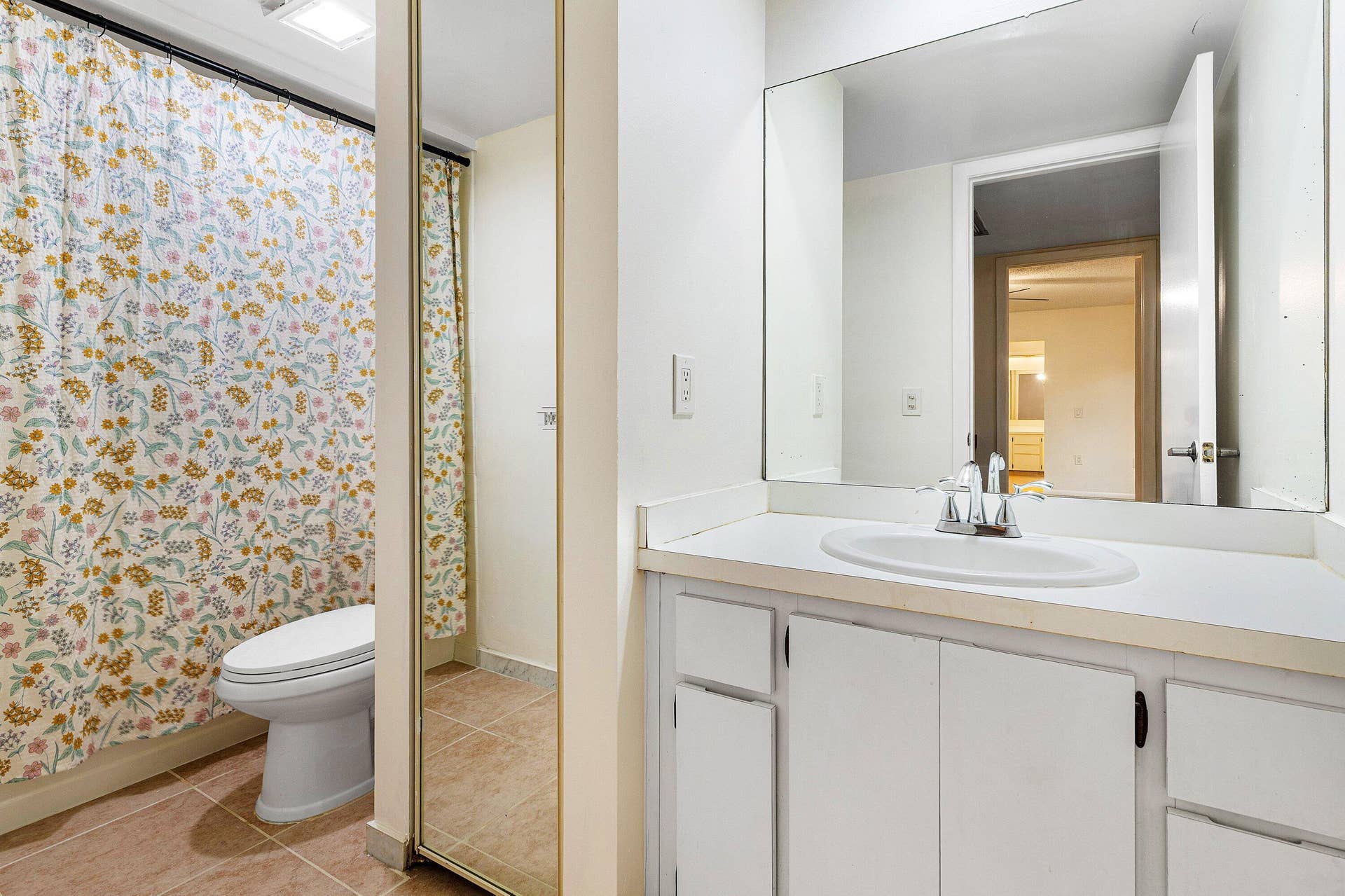 1815 18th Lane, Palm Beach Gardens, FL 33418 Guest Bathroom
