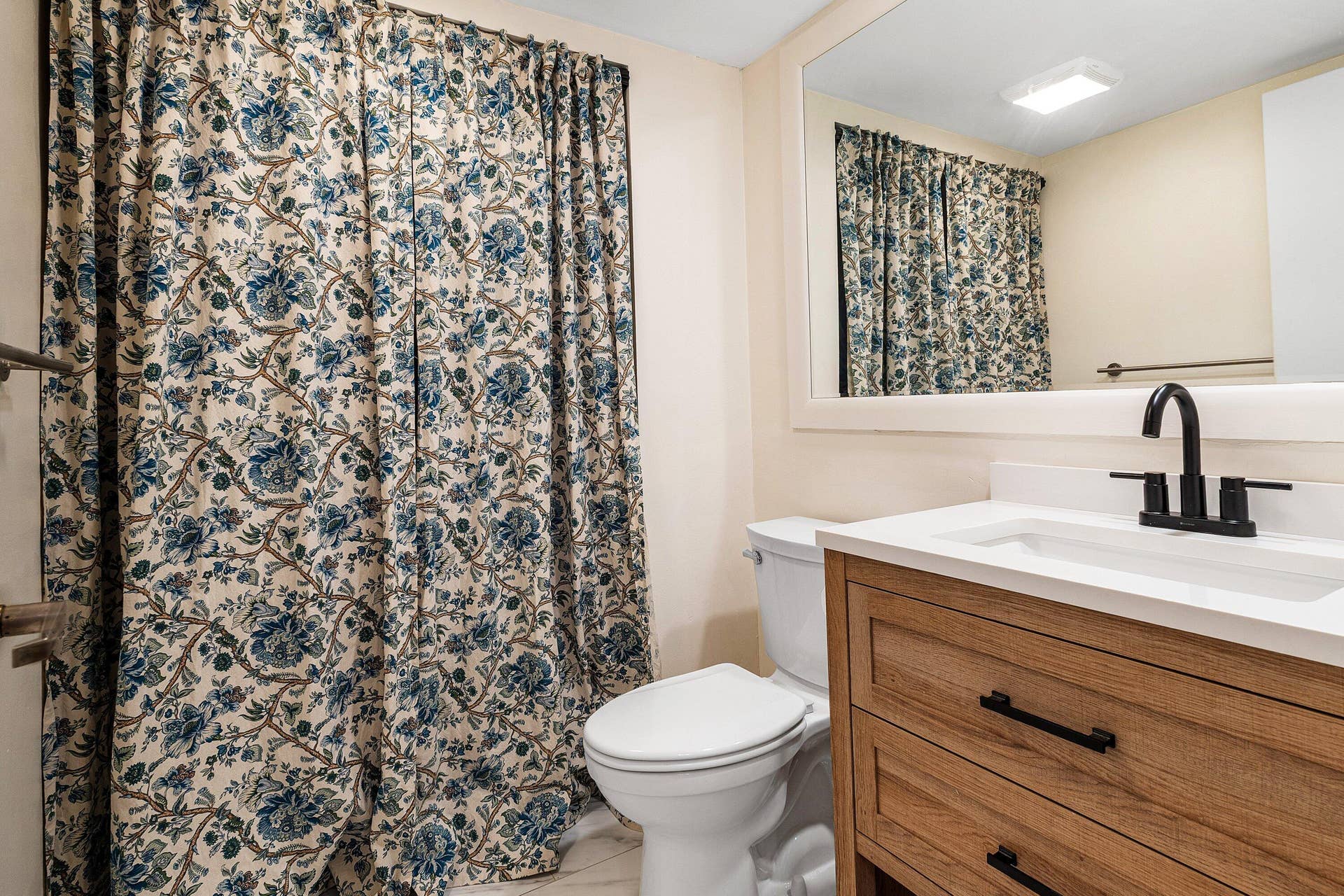 1815 18th Lane, Palm Beach Gardens, FL 33418 First Floor 1/2 Bathroom