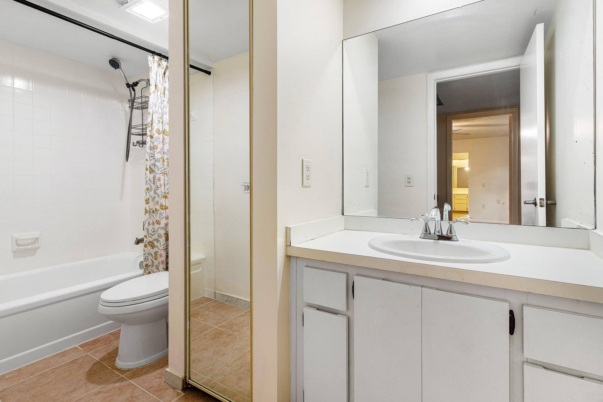 1815 18th Lane, Palm Beach Gardens, FL 33418 Guest Bathroom