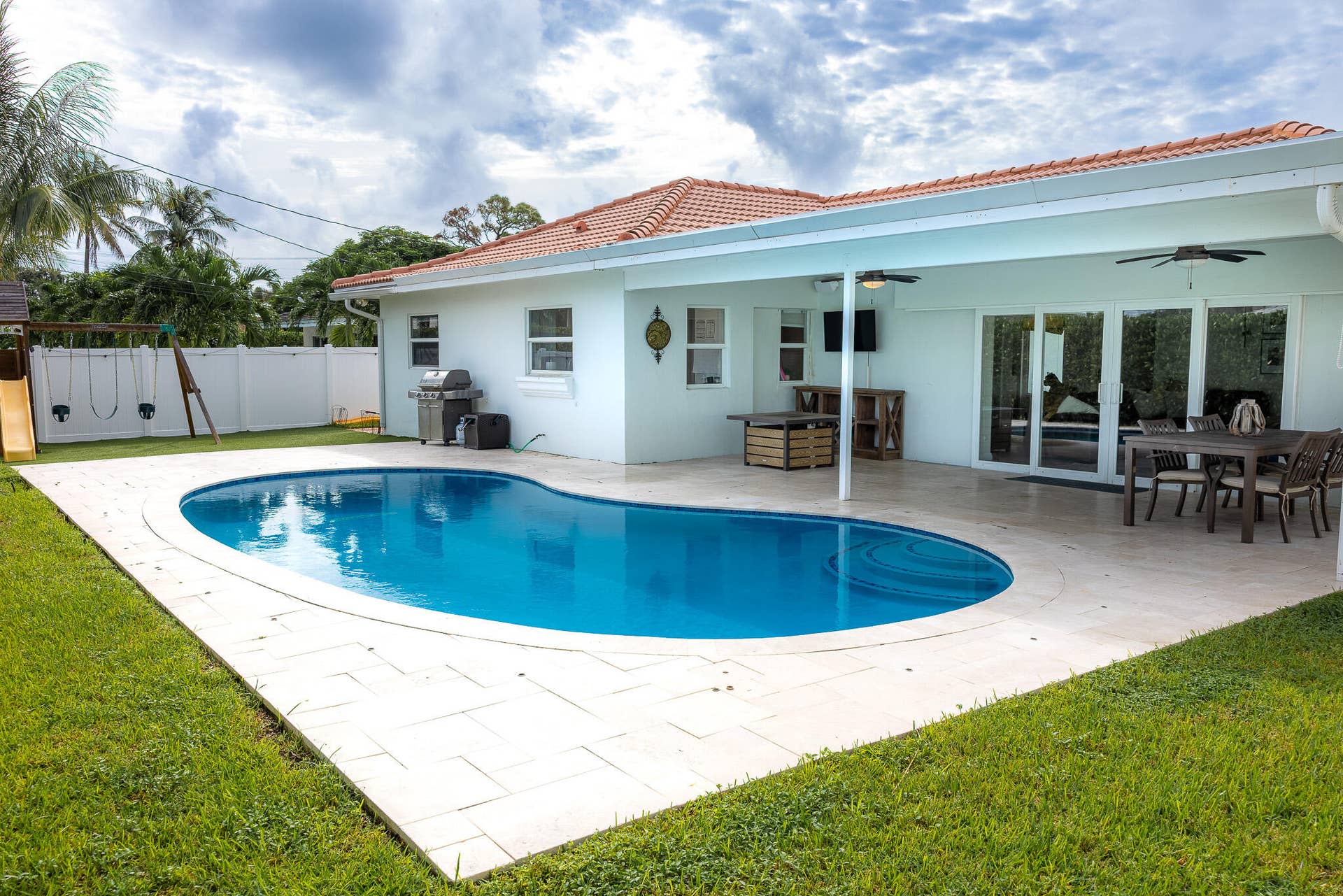 979 SW 13TH Drive, Boca Raton, FL 33486 Poolside dining and covered patio.