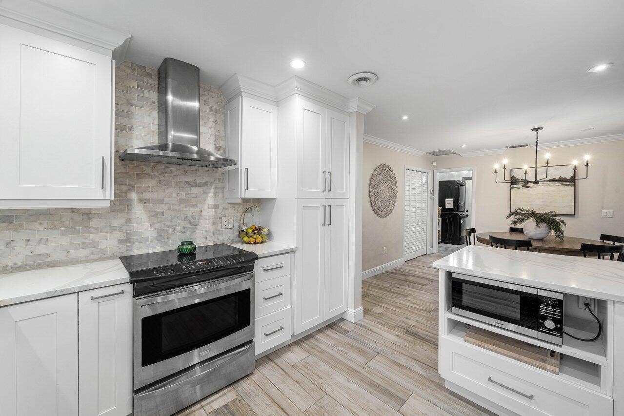 979 SW 13TH Drive, Boca Raton, FL 33486 Stainless steel range + hood