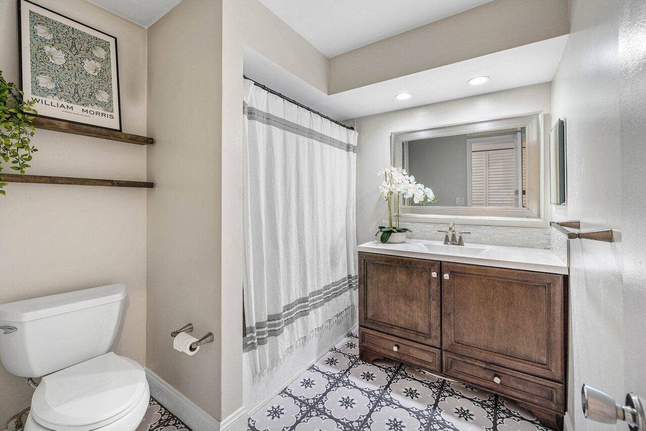 979 SW 13TH Drive, Boca Raton, FL 33486 Guest Bath