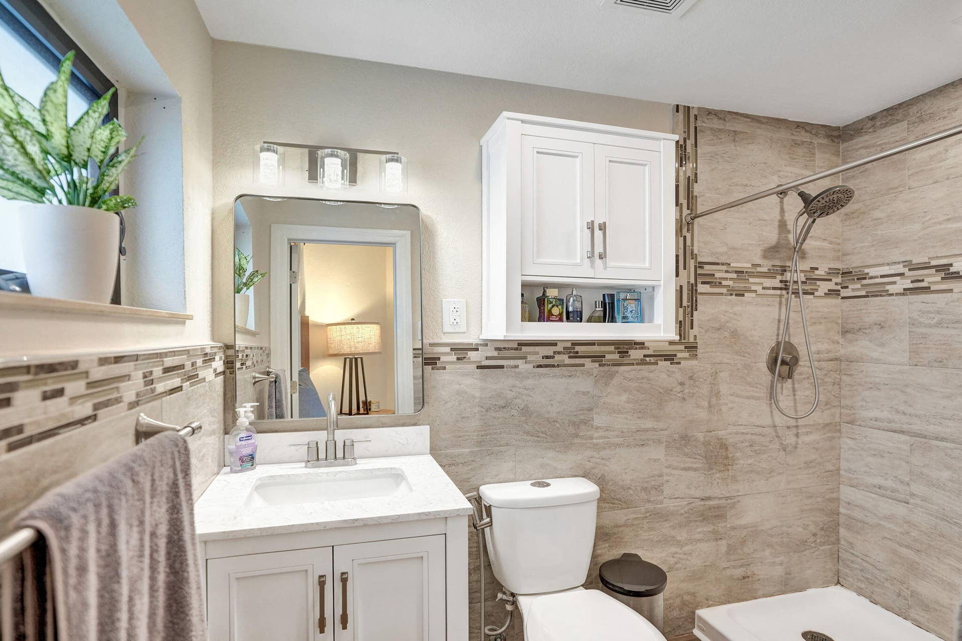 Master bedroom En Suite bath with standing shower