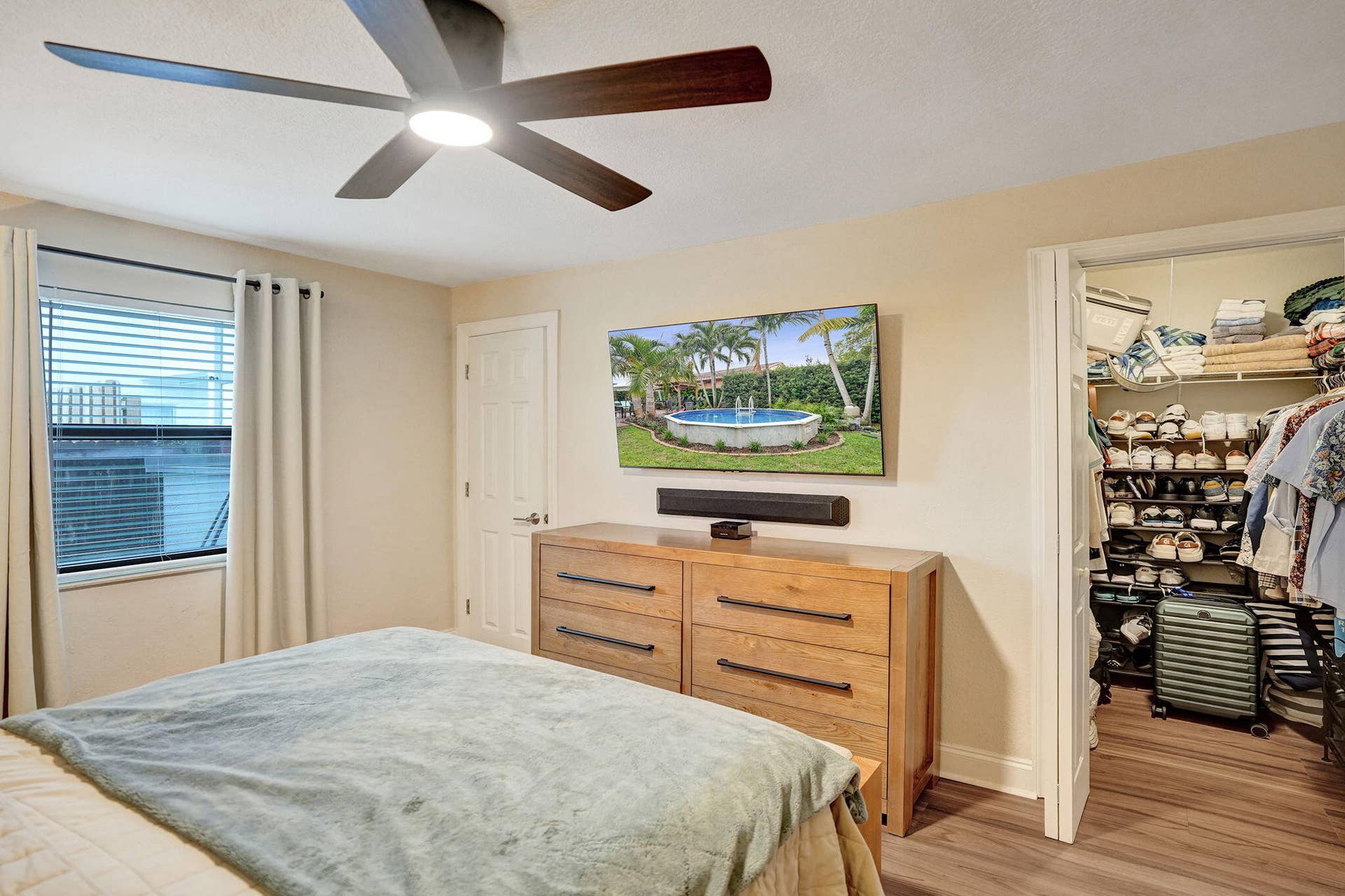 Master bedroom with Large walk-in closet