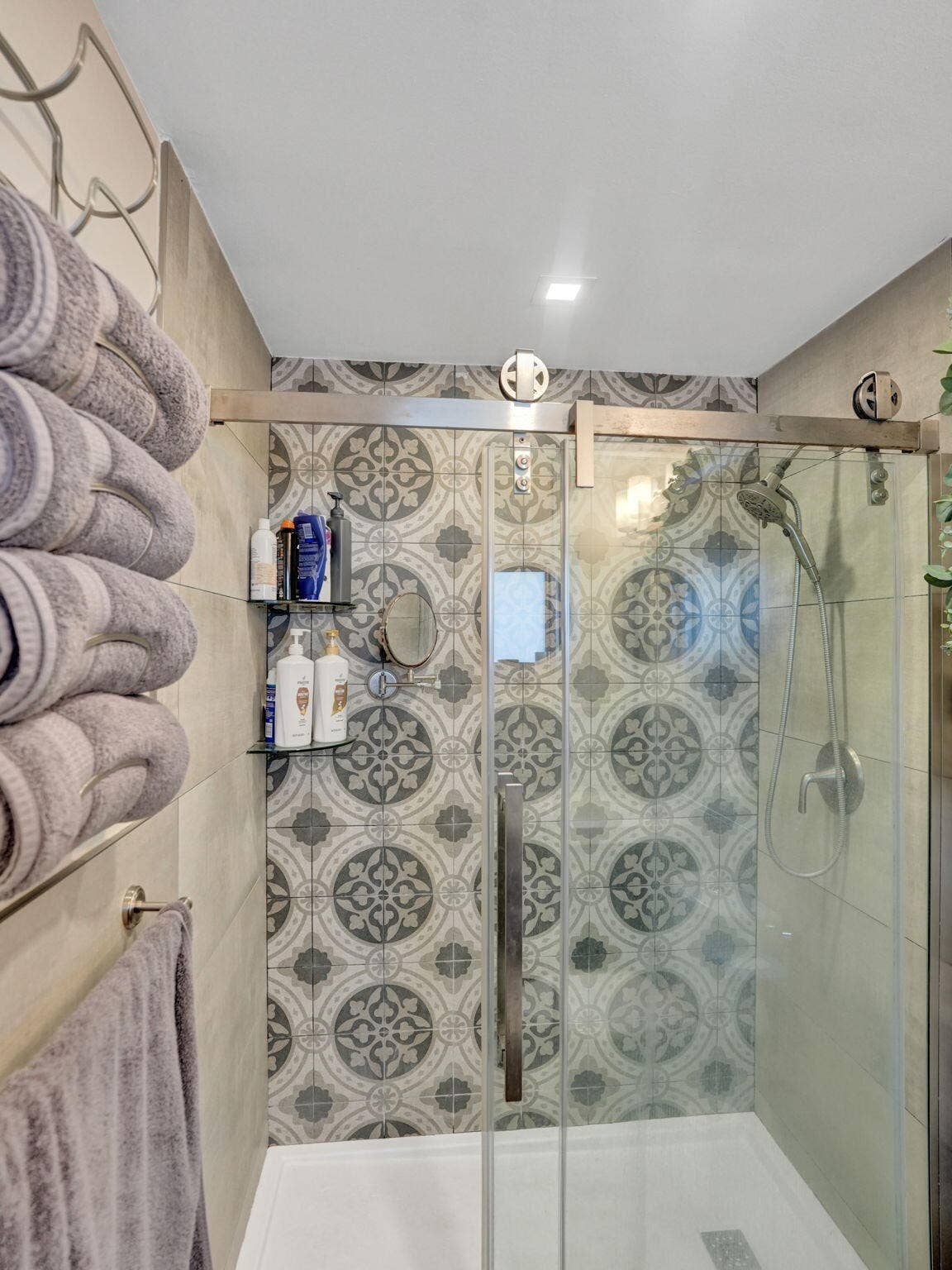 Standing shower with decorative tile