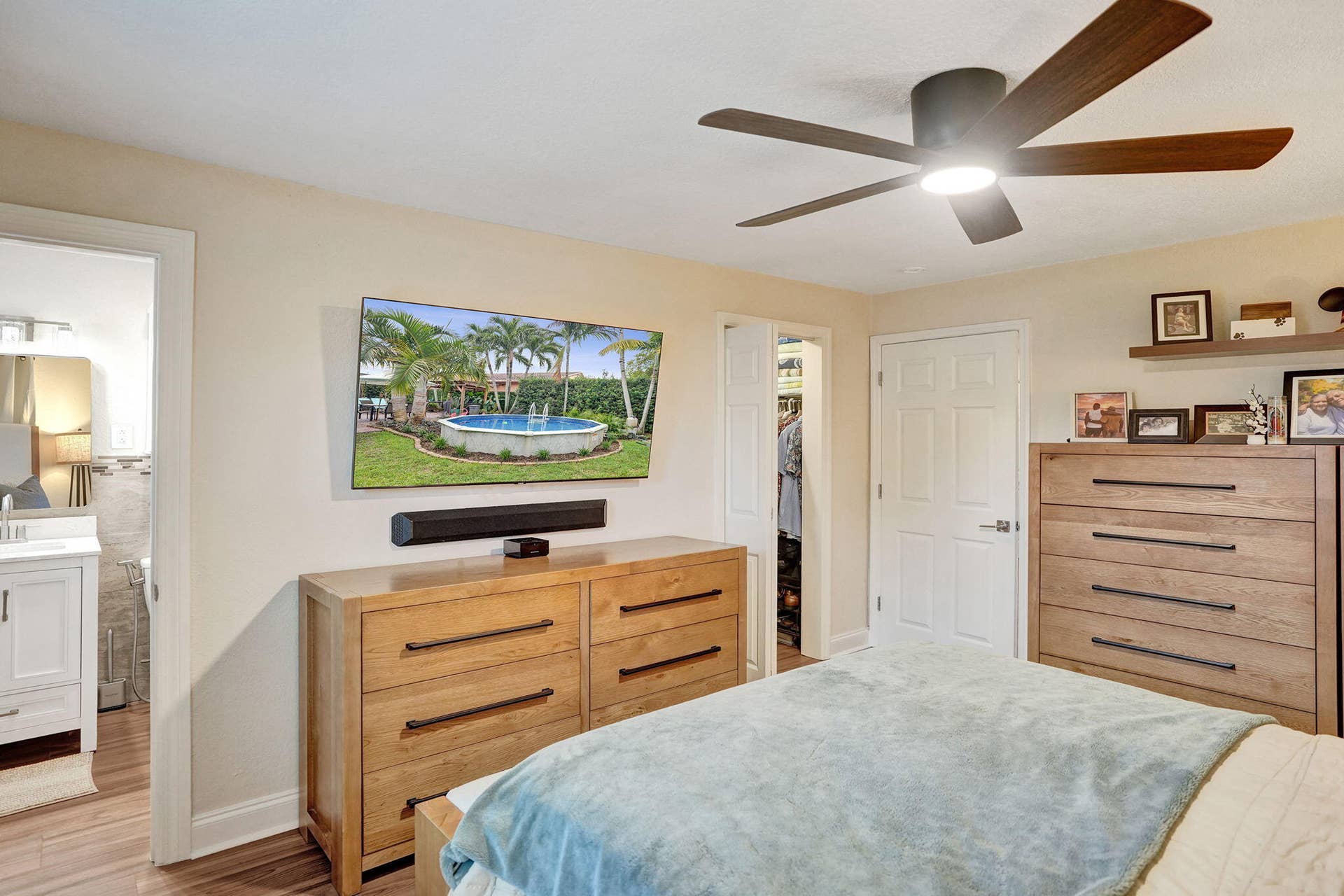 Master Bedroom with en suite bathroom