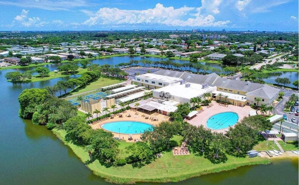 42 COVENTRY B, West Palm Beach, FL 33417 Fun in the Sun