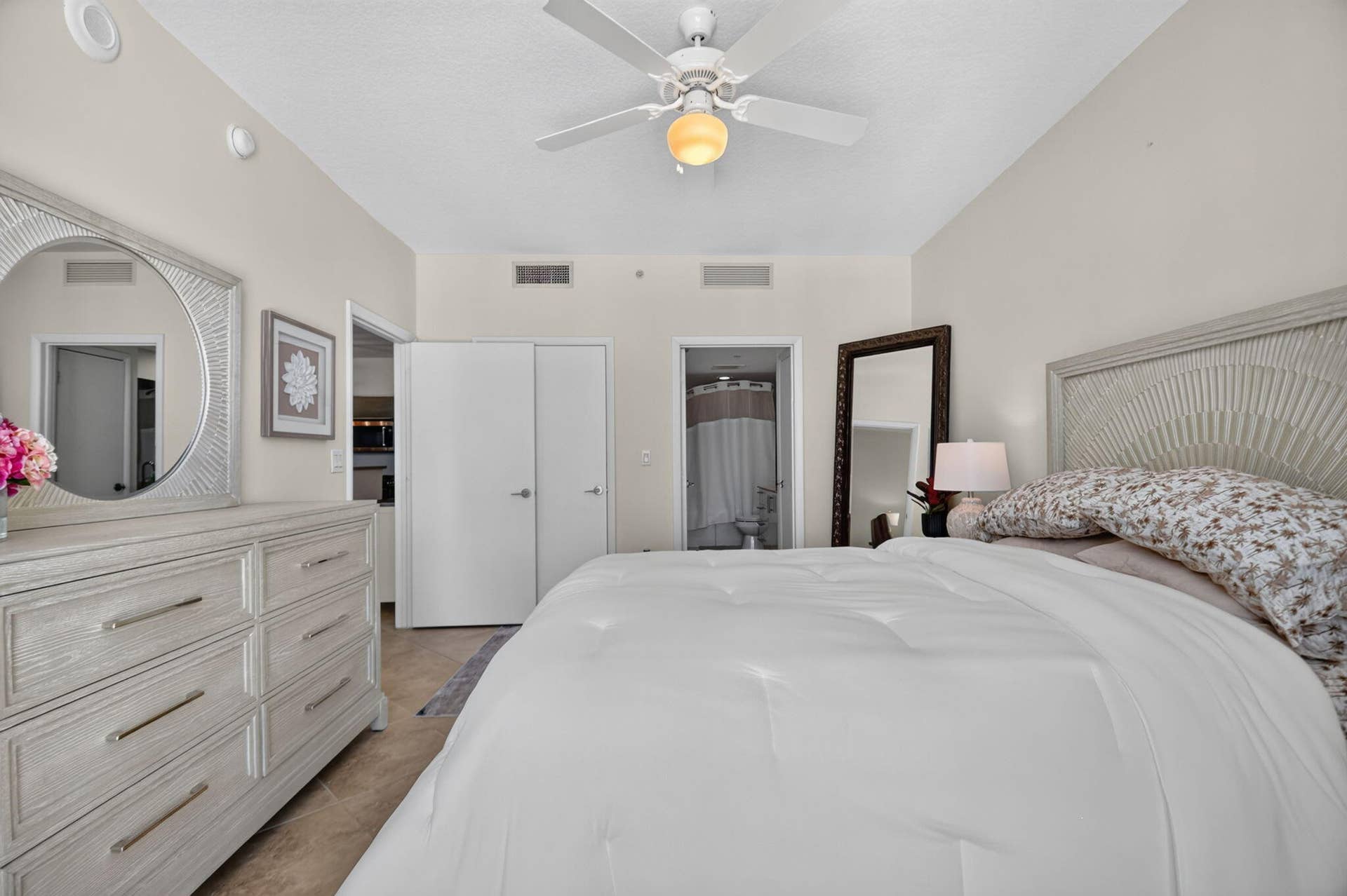 550 OKEECHOBEE Boulevard, #1618, West Palm Beach, West Palm Beach, FL 33401 Recessed lighting, ceiling fan with light fixture, tile flooring, and white bifold closet doors