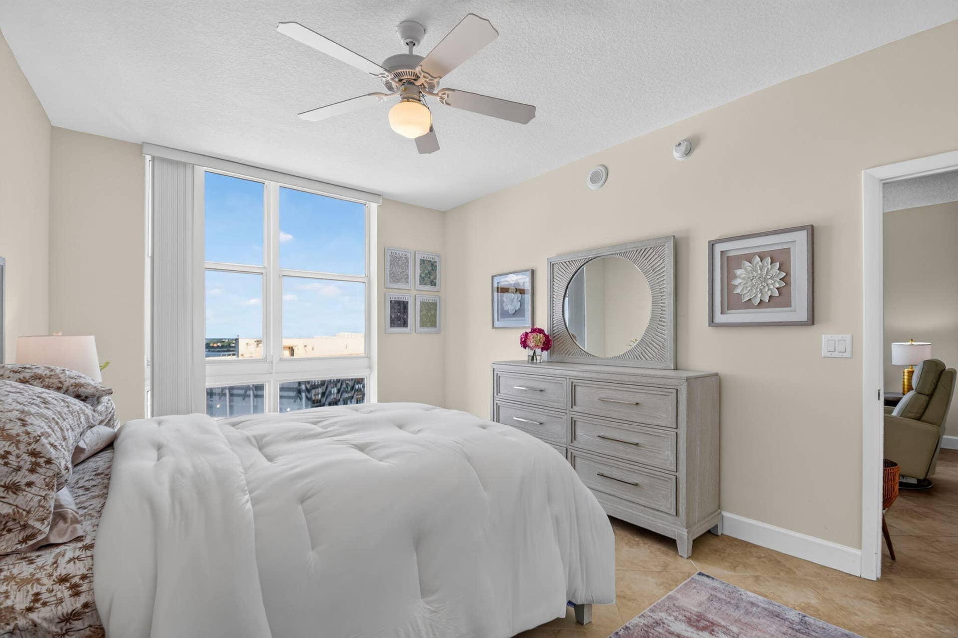 550 OKEECHOBEE Boulevard, #1618, West Palm Beach, West Palm Beach, FL 33401 Ceiling fan with integrated lighting