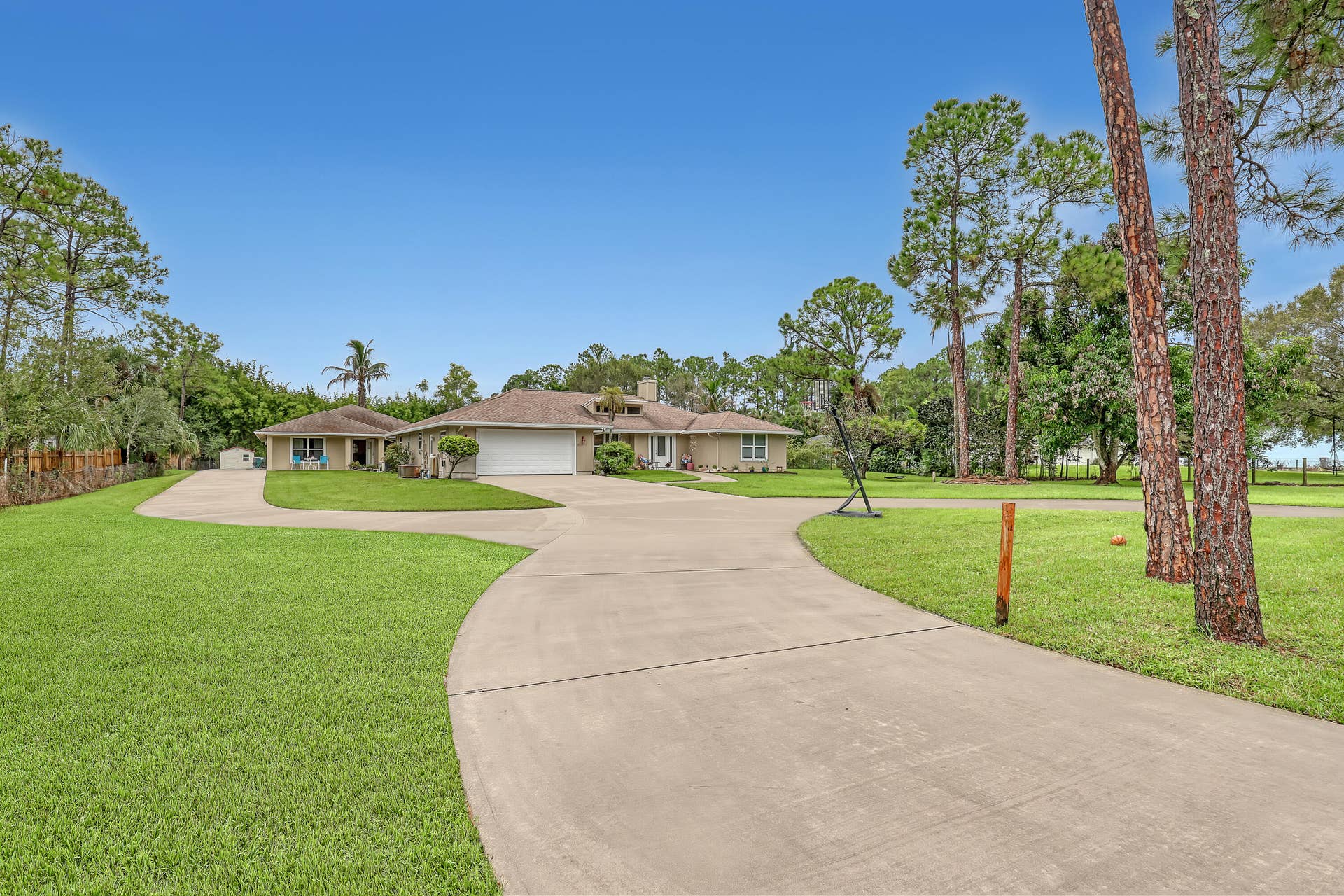 15862 121ST Terrace N, Jupiter, FL 33478 front inside gate 15862 121st Terrace (2