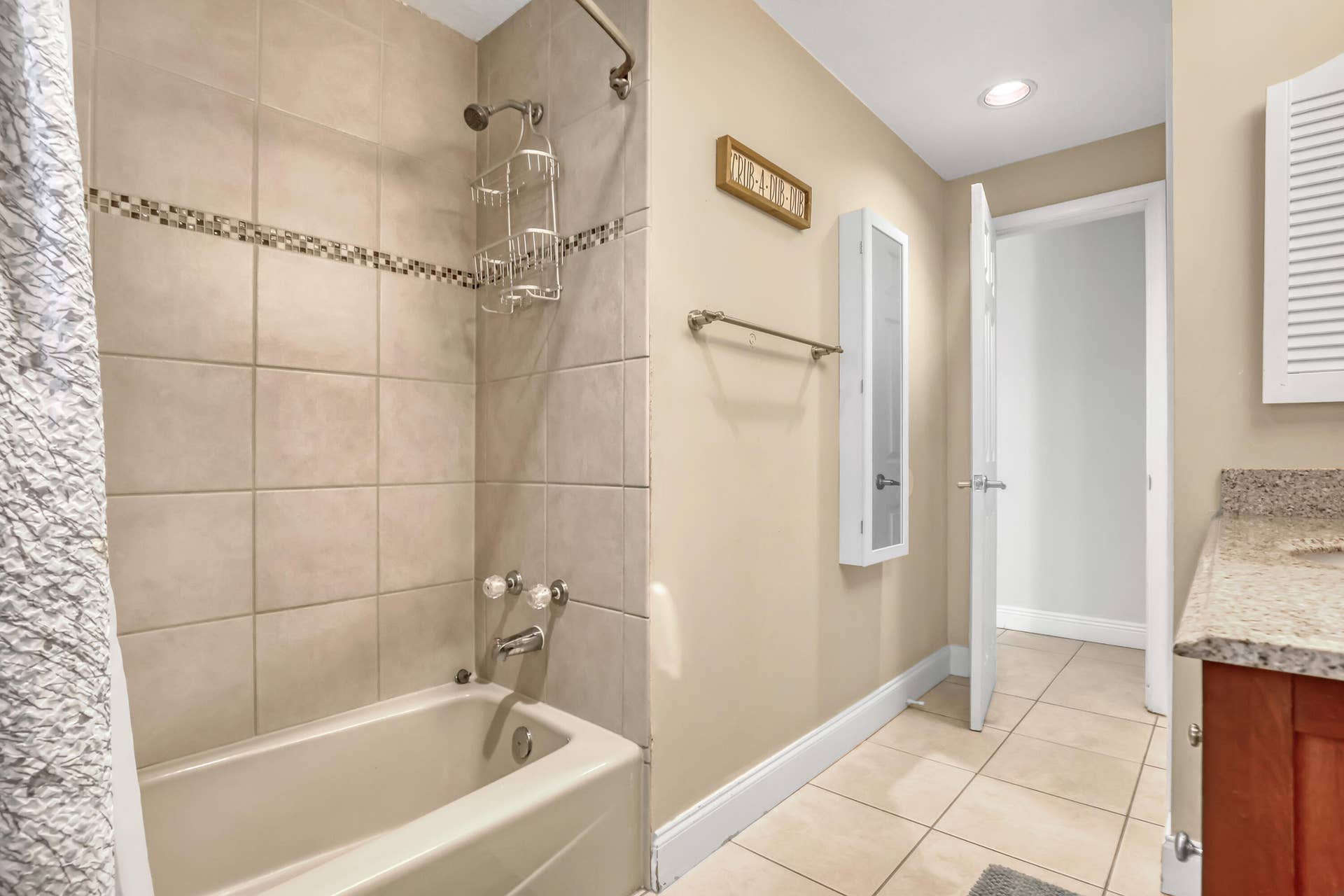 15862 121ST Terrace N, Jupiter, FL 33478 main bath 2 to door 15862 121st Terrace