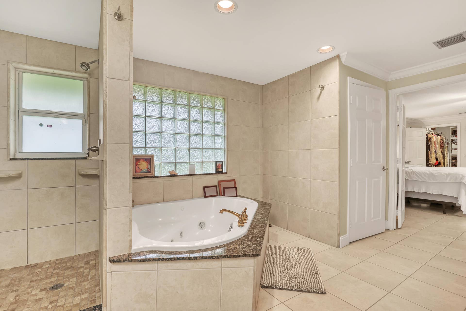 15862 121ST Terrace N, Jupiter, FL 33478 main bath 1 tub 15862 121st Terrace (63)