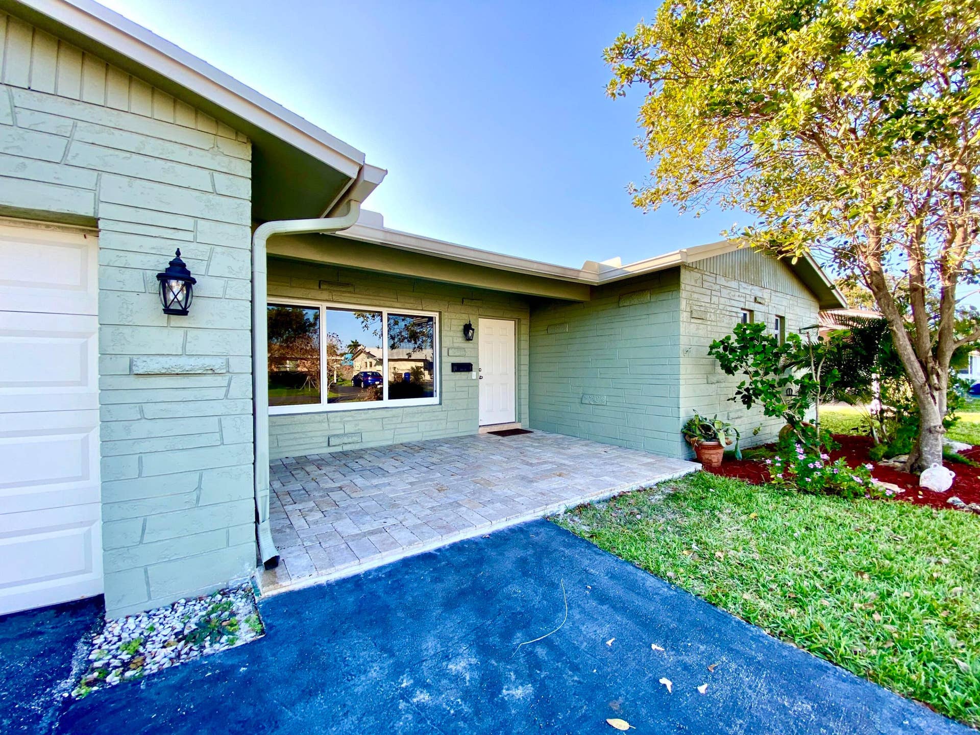 213 NE 9th Avenue, Deerfield Beach, FL 33441 Front Exterior