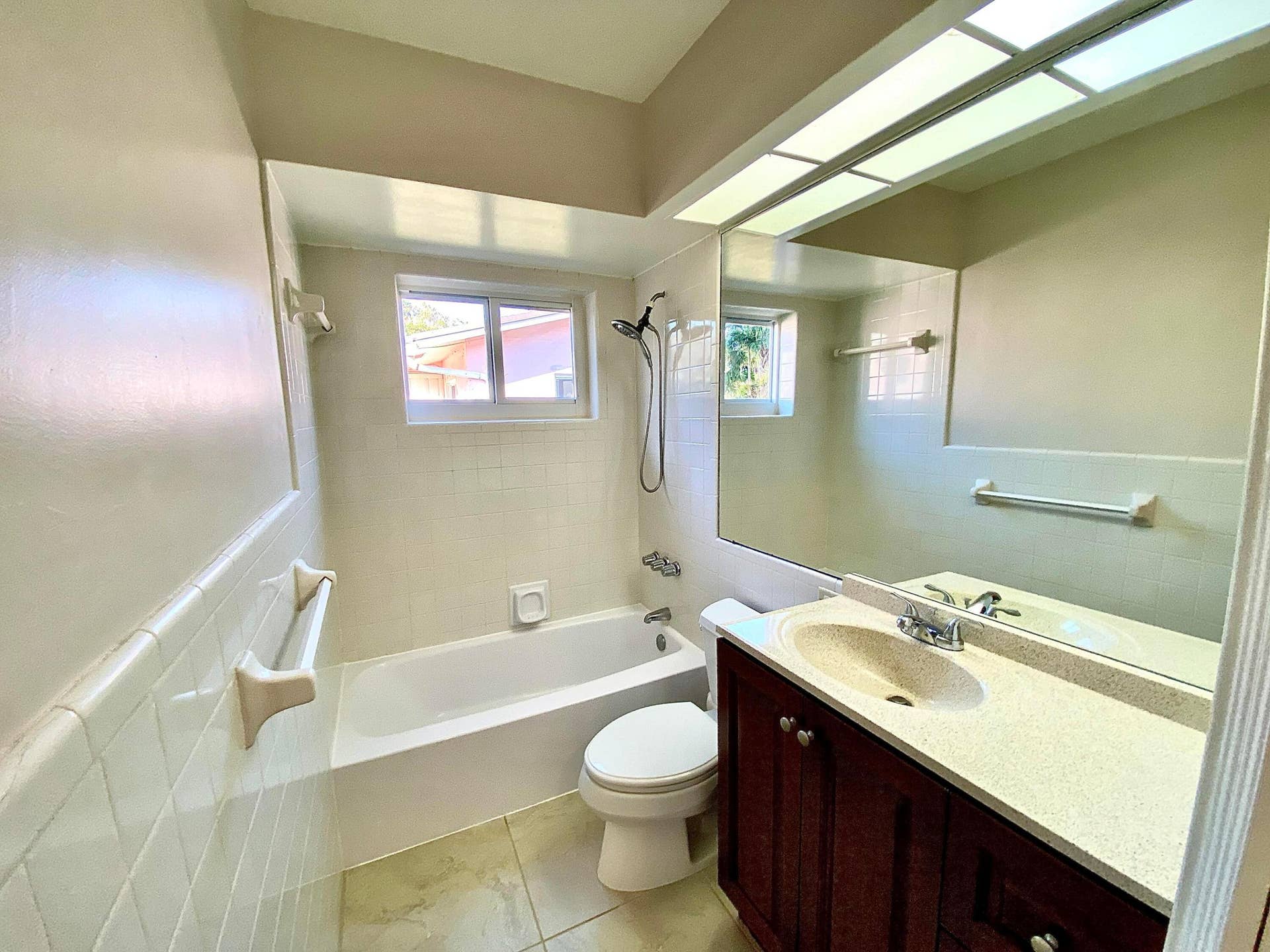 213 NE 9th Avenue, Deerfield Beach, FL 33441 Guest Bathroom