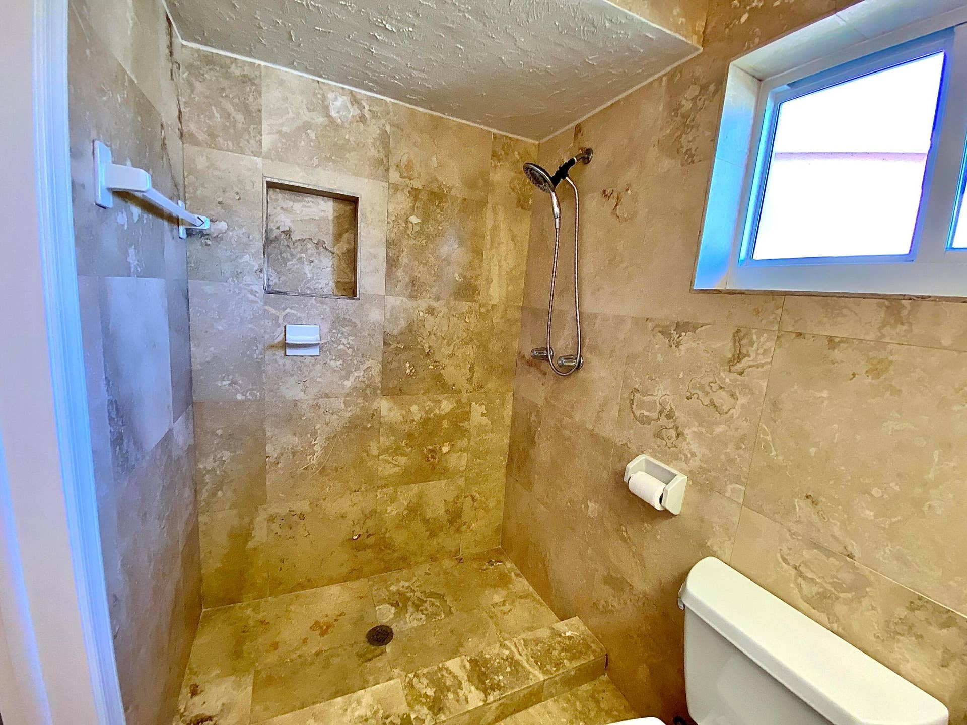 213 NE 9th Avenue, Deerfield Beach, FL 33441 Master Bathroom