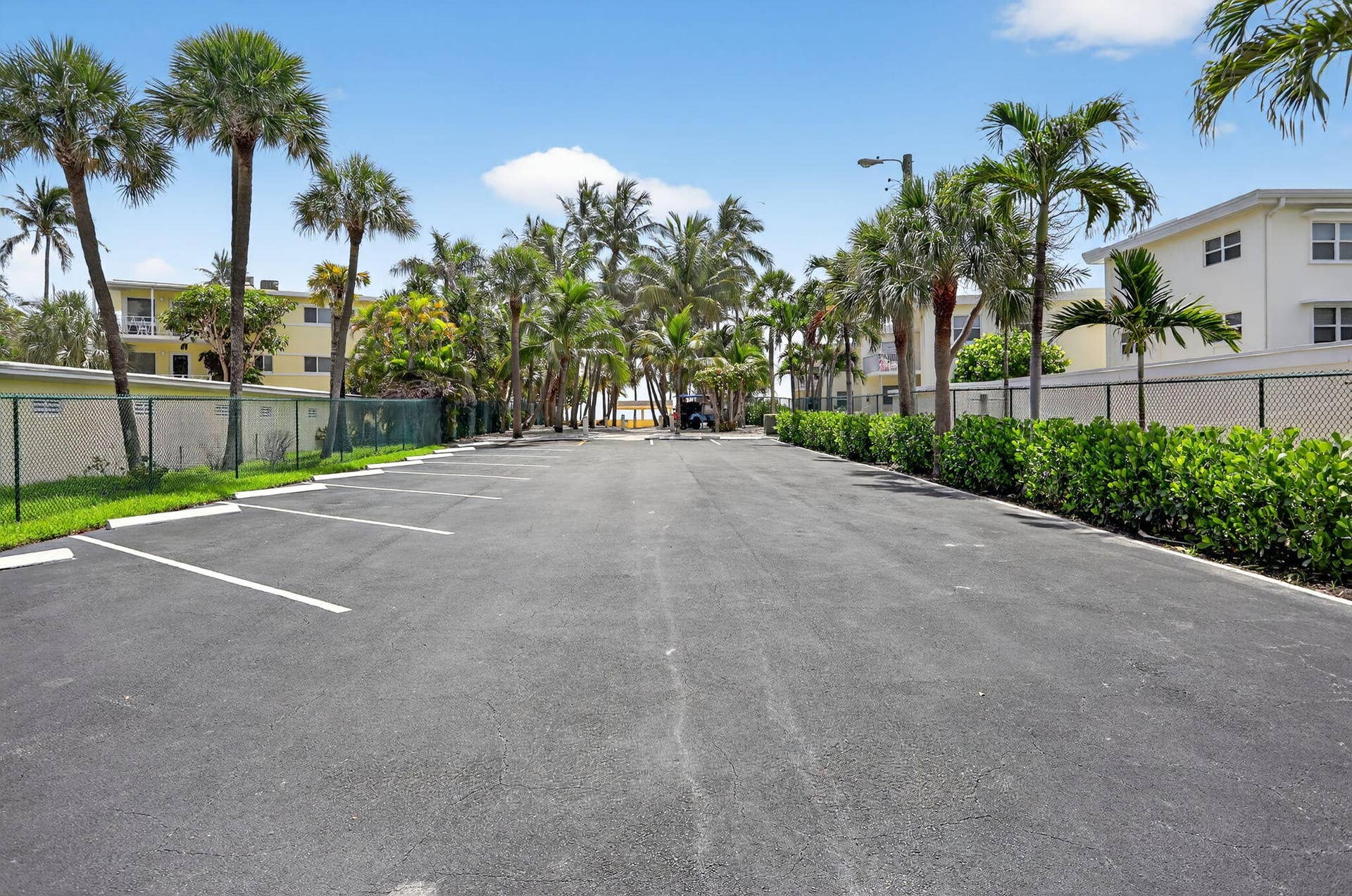 El Mar Beach Club parking