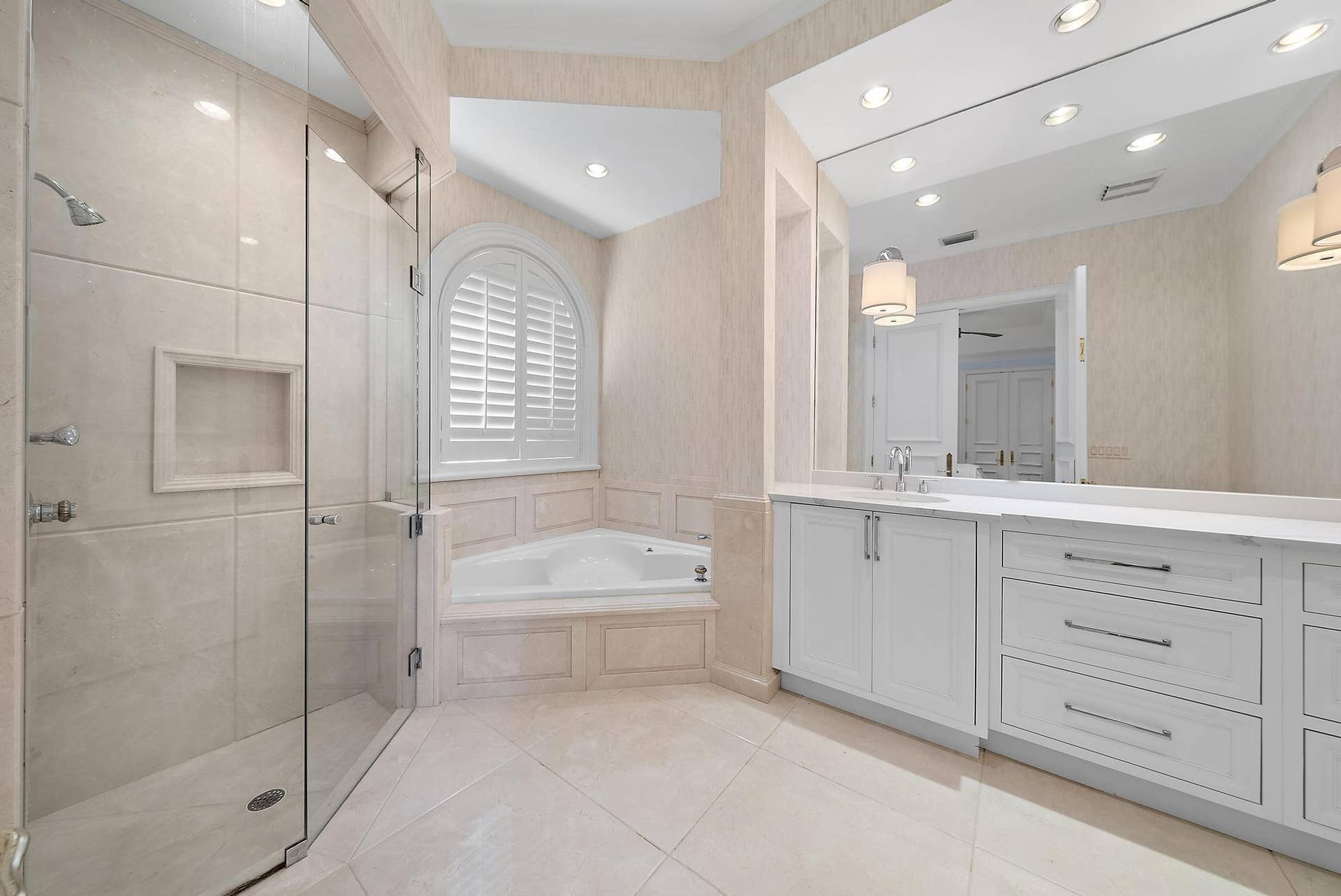 193 Spyglass Court, Jupiter, FL 33477 Guest Bathroom