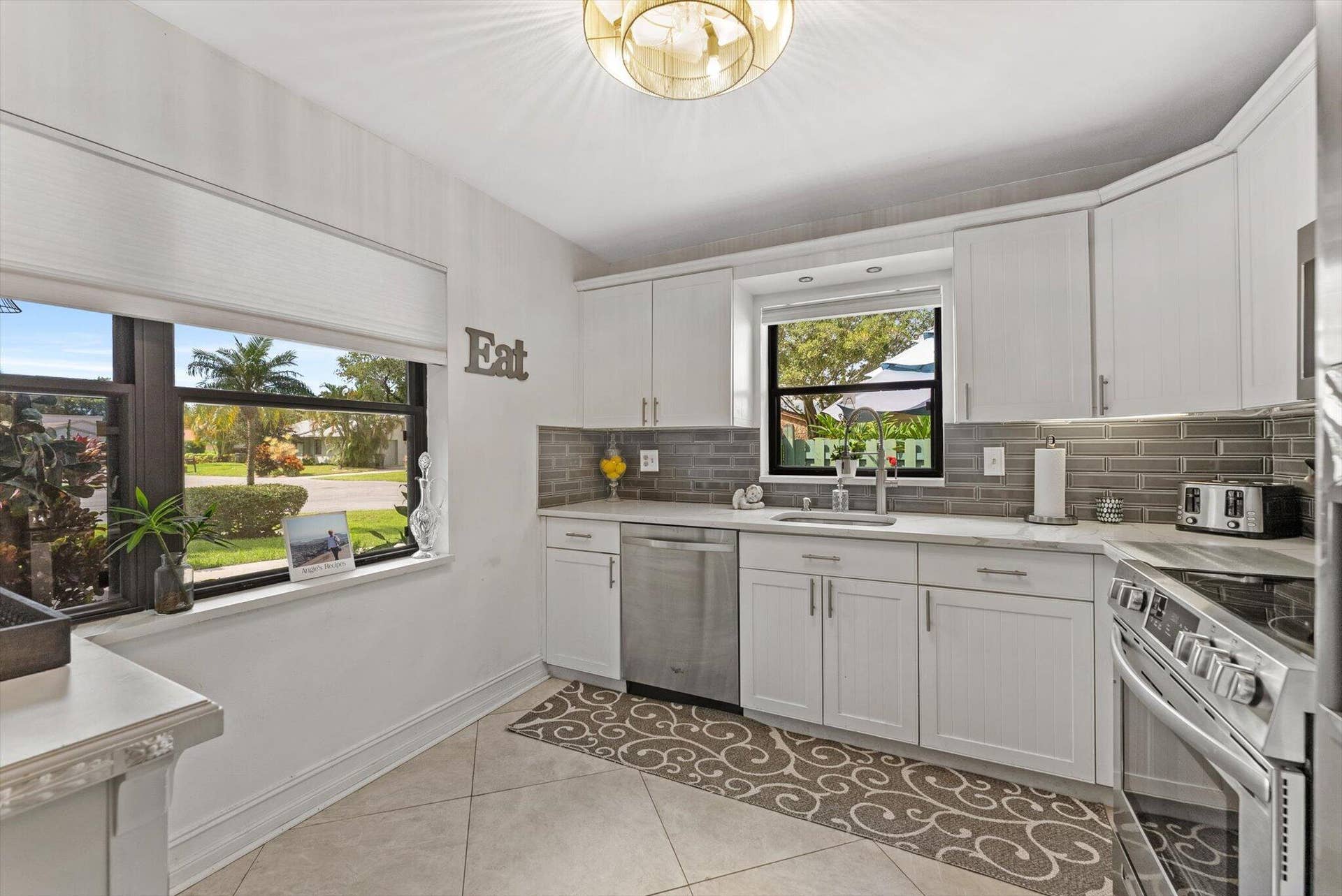 819 NW 25th Avenue, Delray Beach, FL 33445 Recently updated kitchen