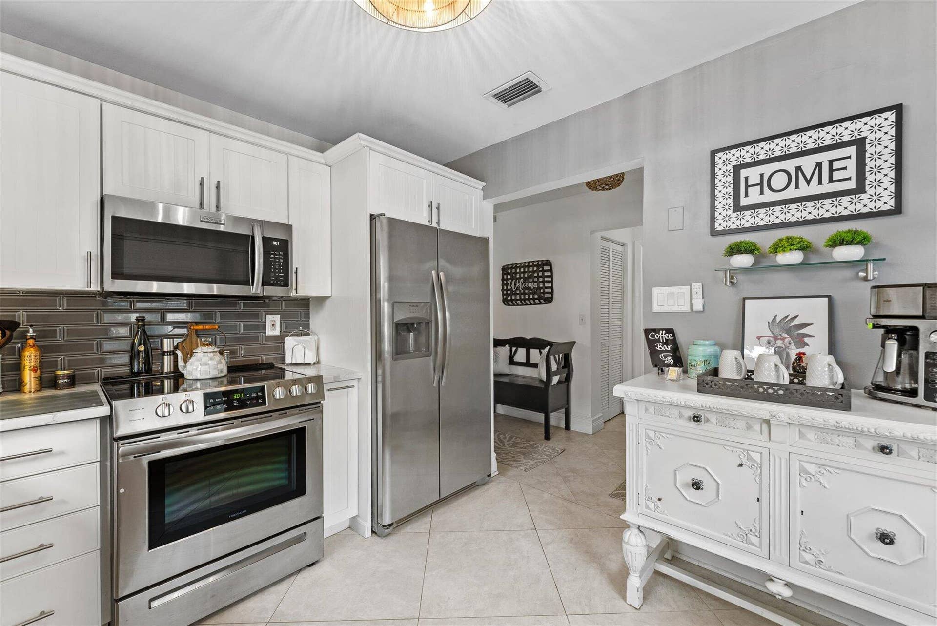 819 NW 25th Avenue, Delray Beach, FL 33445 Recently updated kitchen