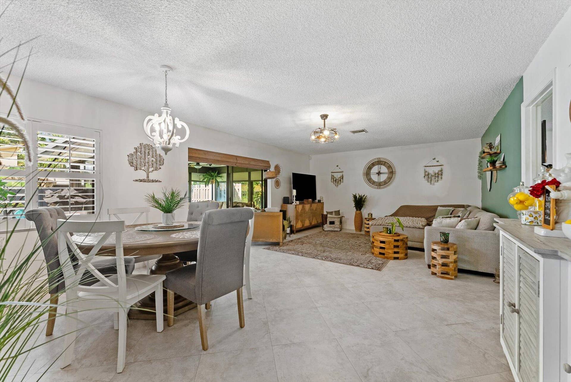 819 NW 25th Avenue, Delray Beach, FL 33445 Living Space
