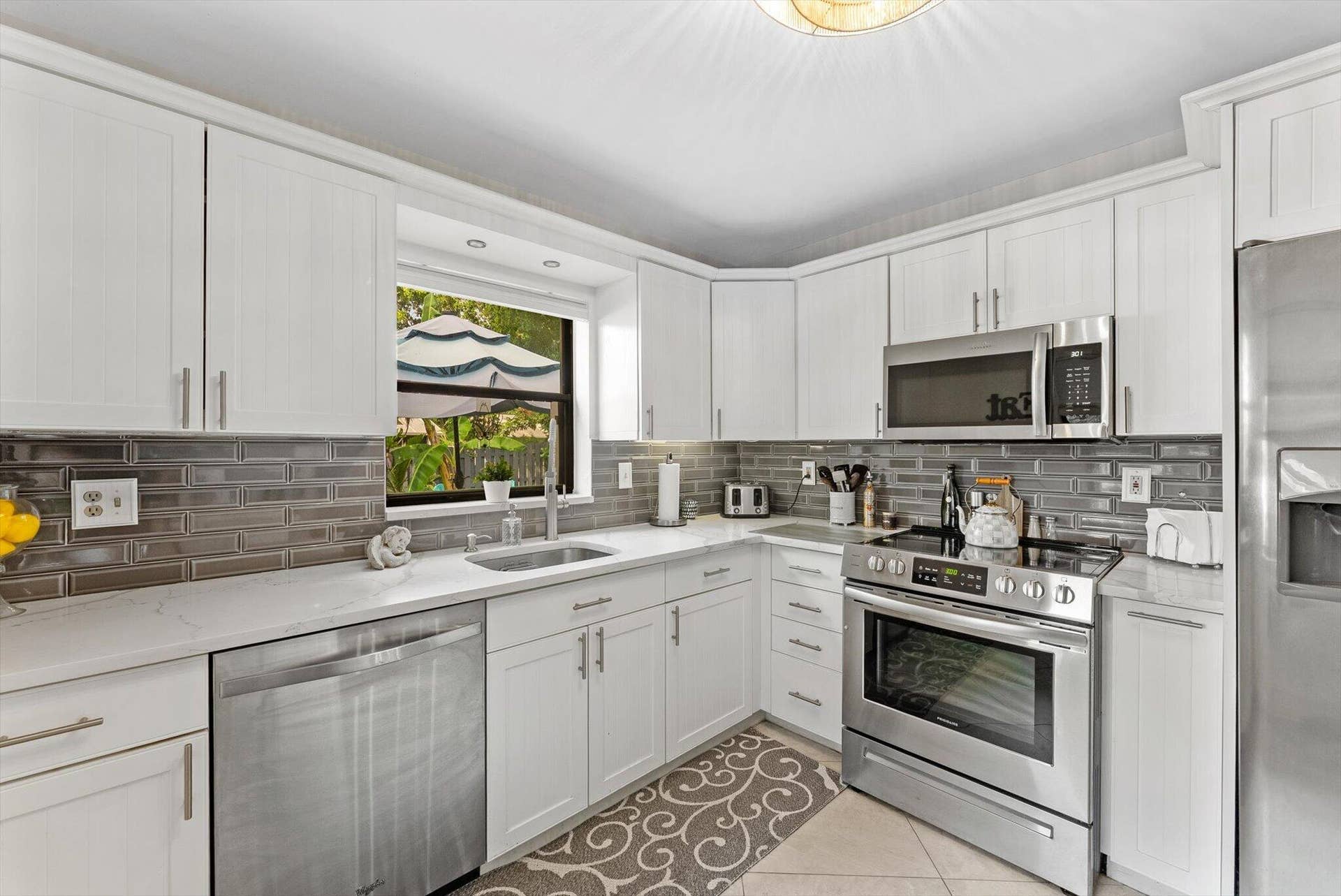 819 NW 25th Avenue, Delray Beach, FL 33445 Recently Updated Kitchen
