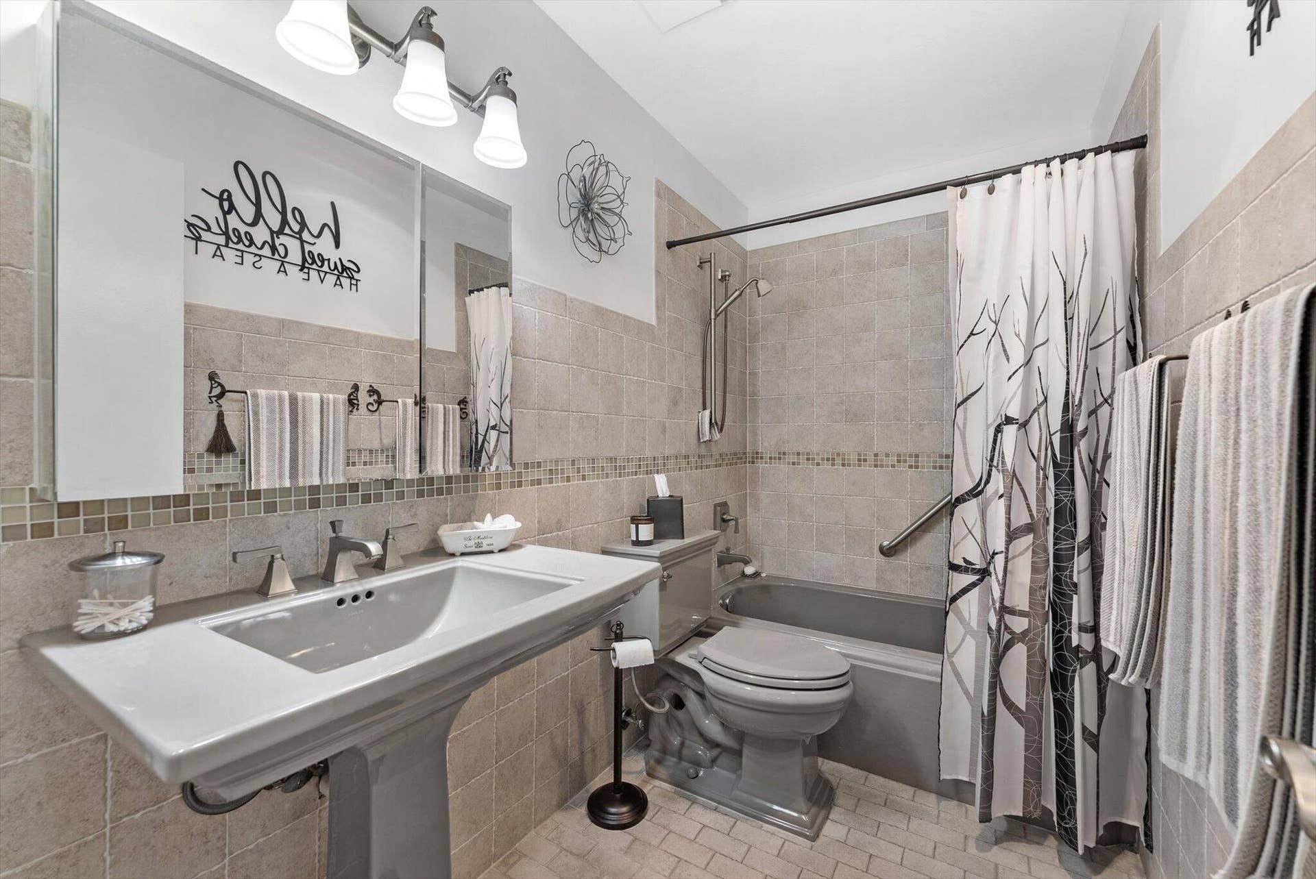 819 NW 25th Avenue, Delray Beach, FL 33445 Jet Tub in Secondary Bathroom