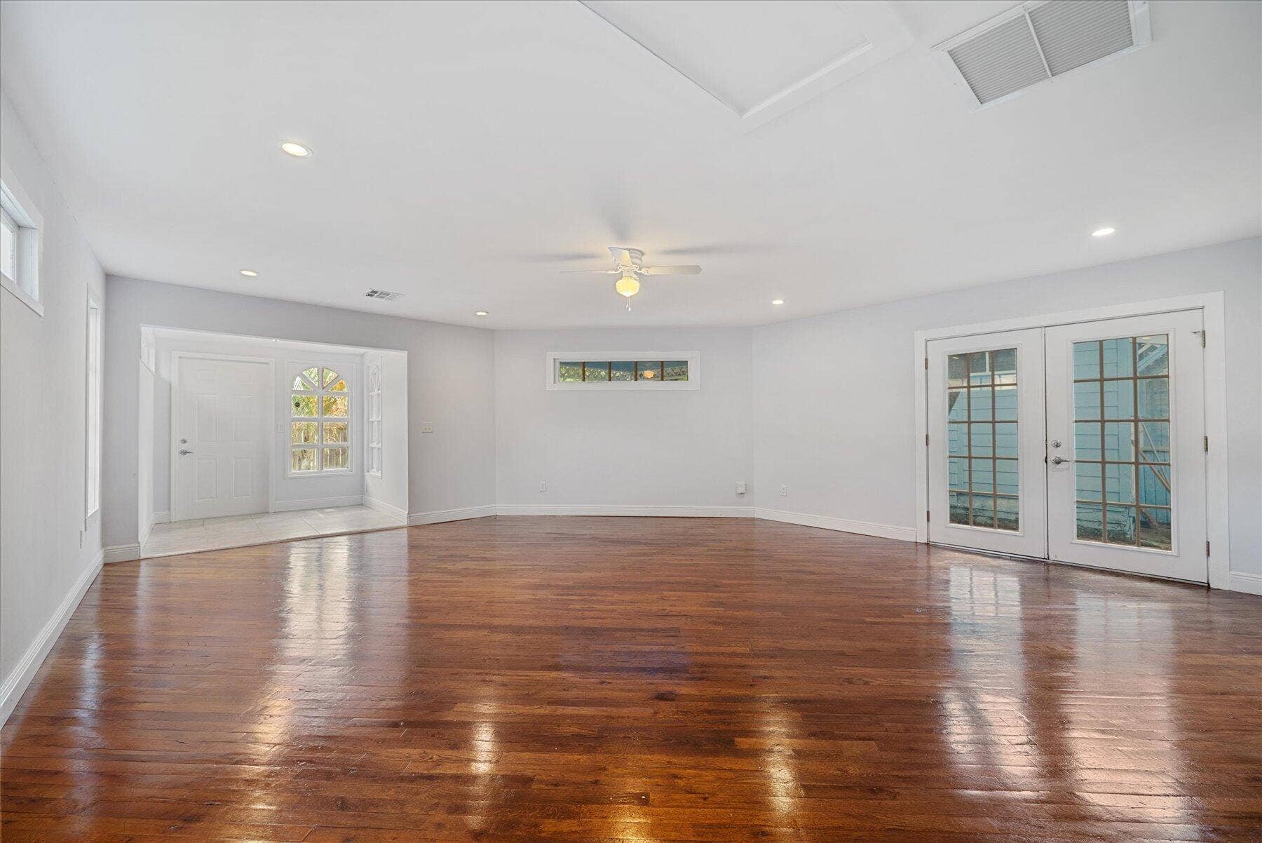 714 W Lakewood Road, #B, West Palm Beach, West Palm Beach, FL 33405 Expansive room featuring rich wood-finish flooring, recessed lighting, and a ceiling fan