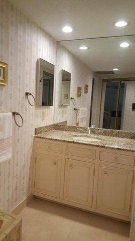 2800 N OCEAN Drive, #B-17C, Singer Island, FL 33404 shower /tub combo