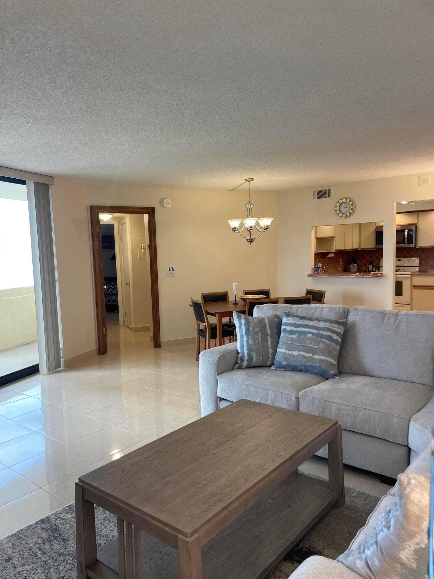 2800 N OCEAN Drive, #B-17C, Singer Island, FL 33404 spacious living area