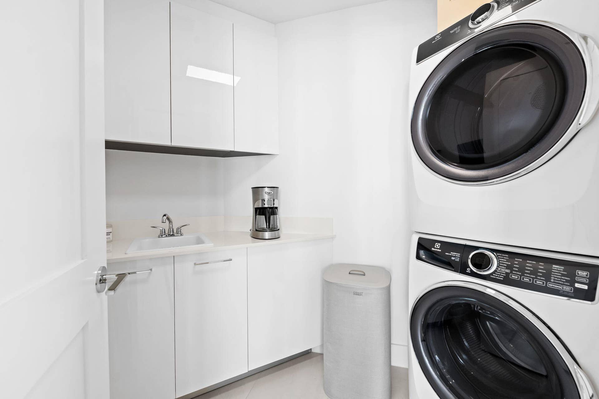 153 N Seabreeze Boulevard, #704, Fort Lauderdale, FL 33304 Laundry Room