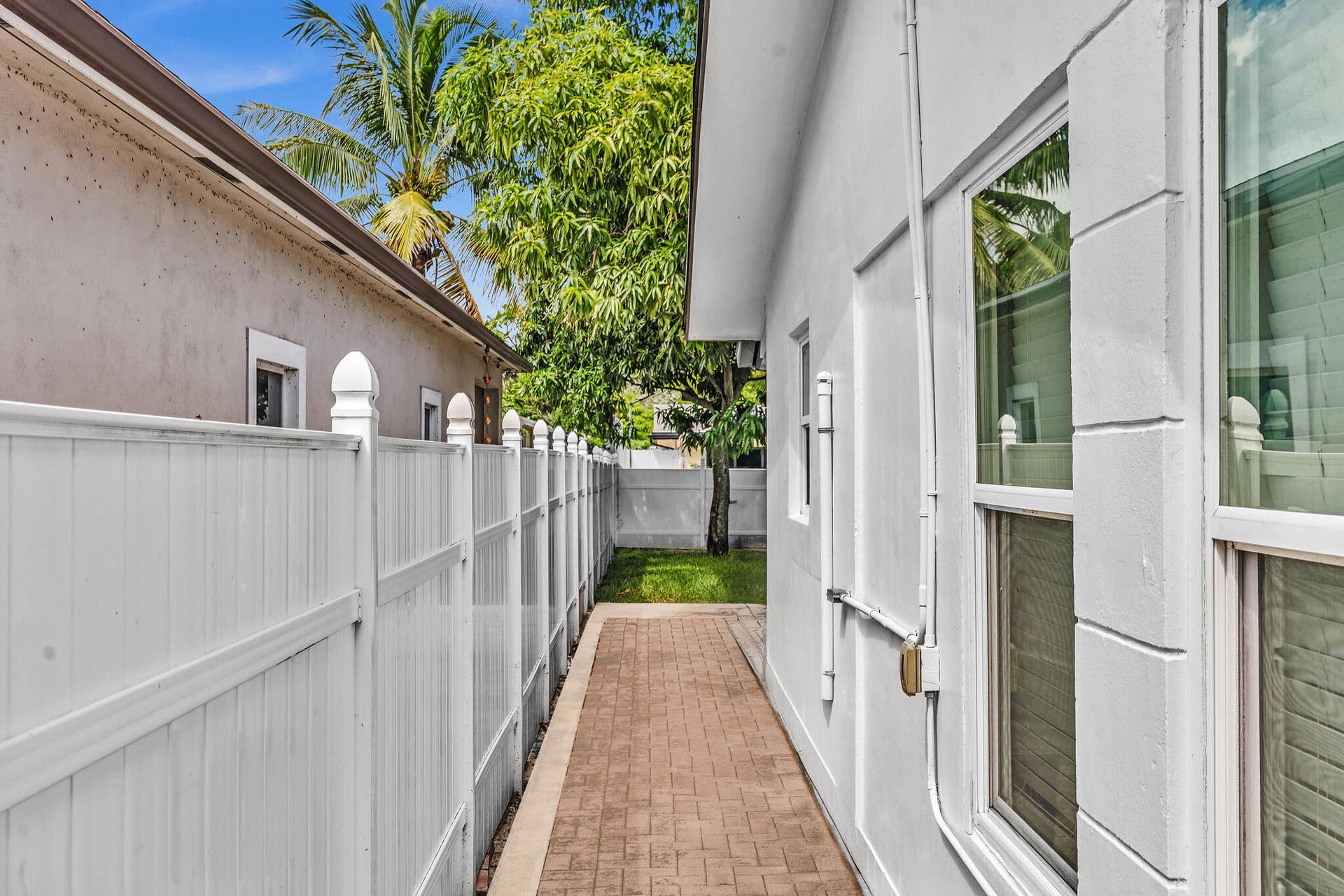 2607 SW 13TH Court, Fort Lauderdale, Fort Lauderdale, FL 33312 Side yard