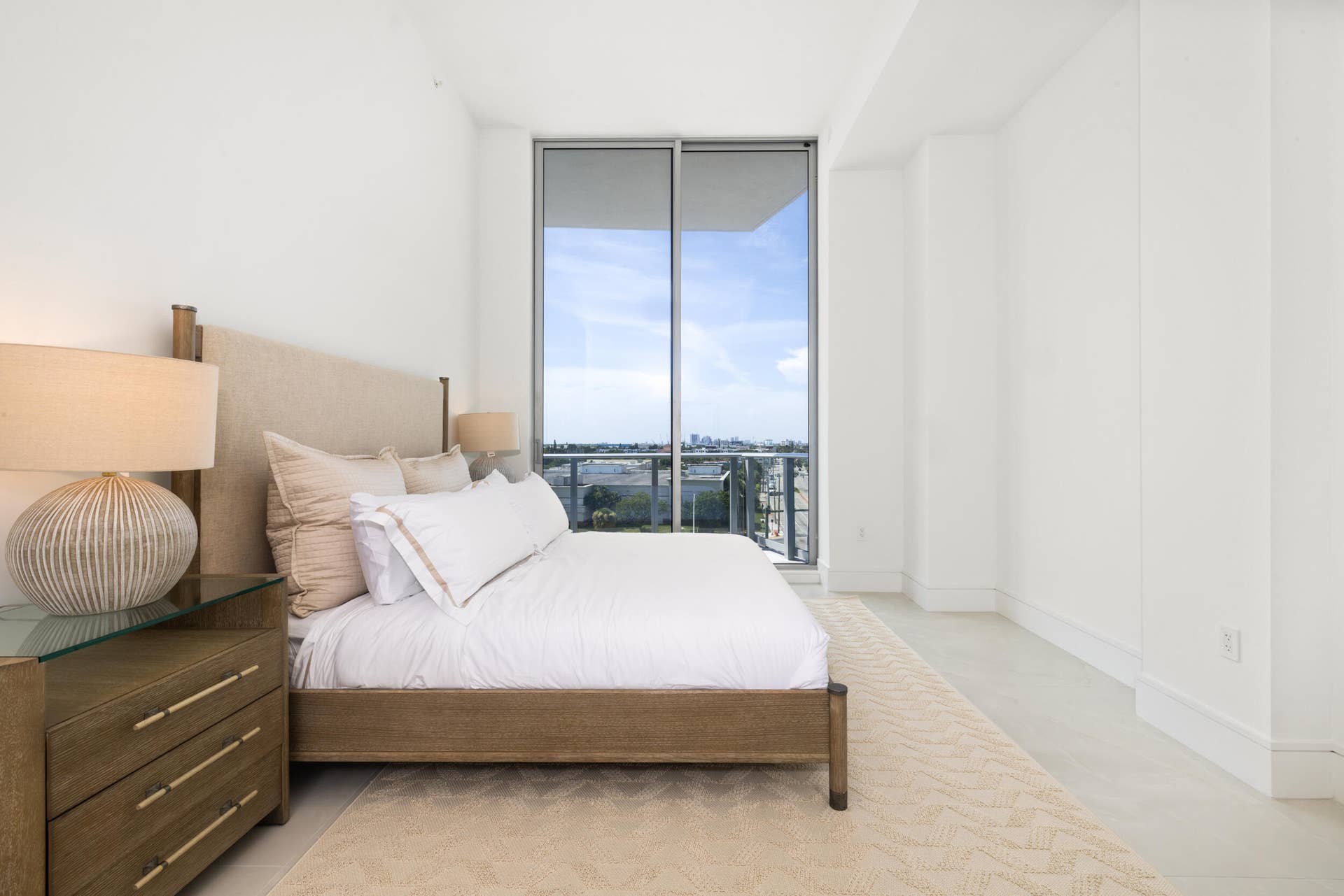 220 LAKE SHORE Drive, #612, West Palm Beach, FL 33403 Suite - with bathroom