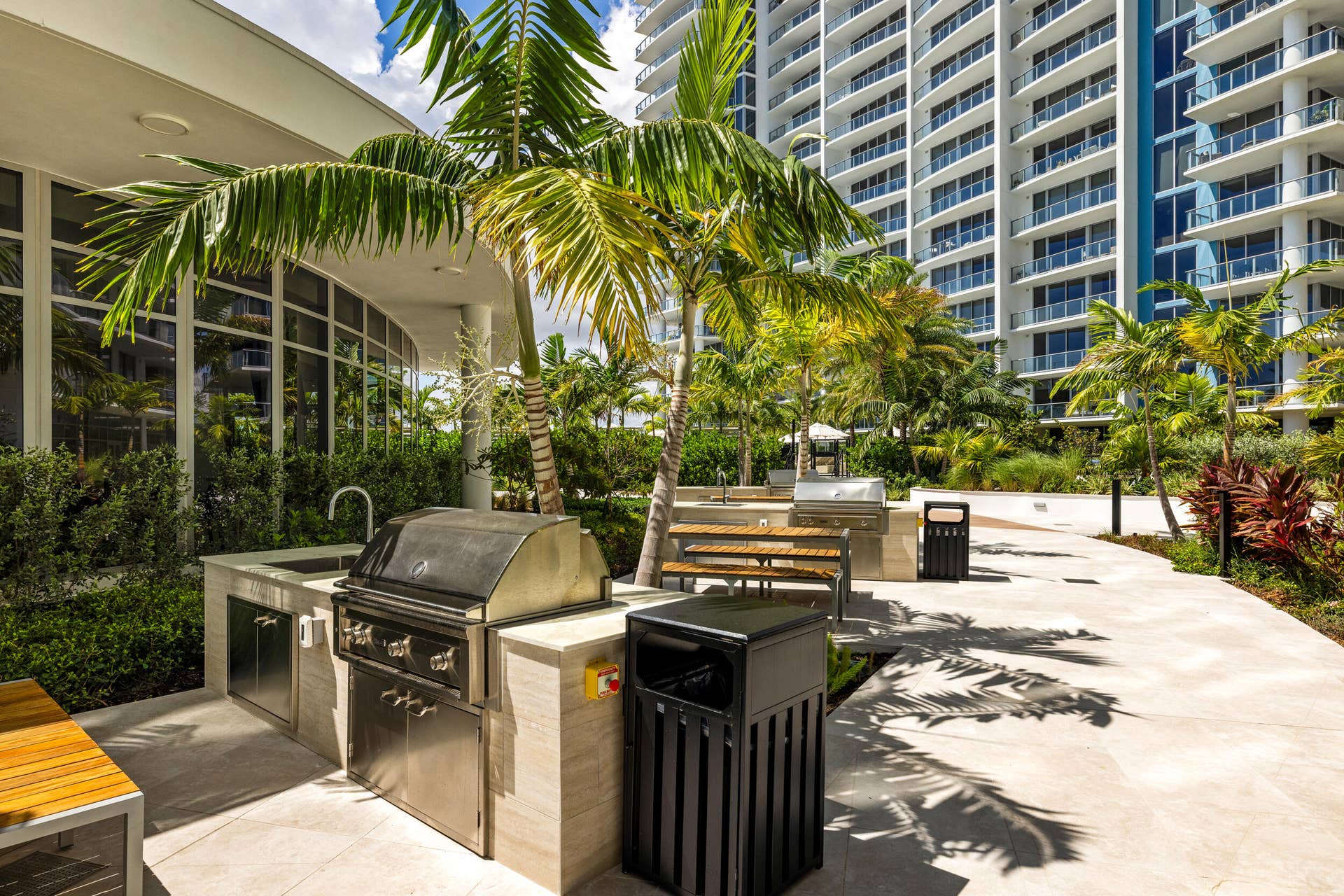 220 LAKE SHORE Drive, #612, West Palm Beach, FL 33403 Outdoor grills