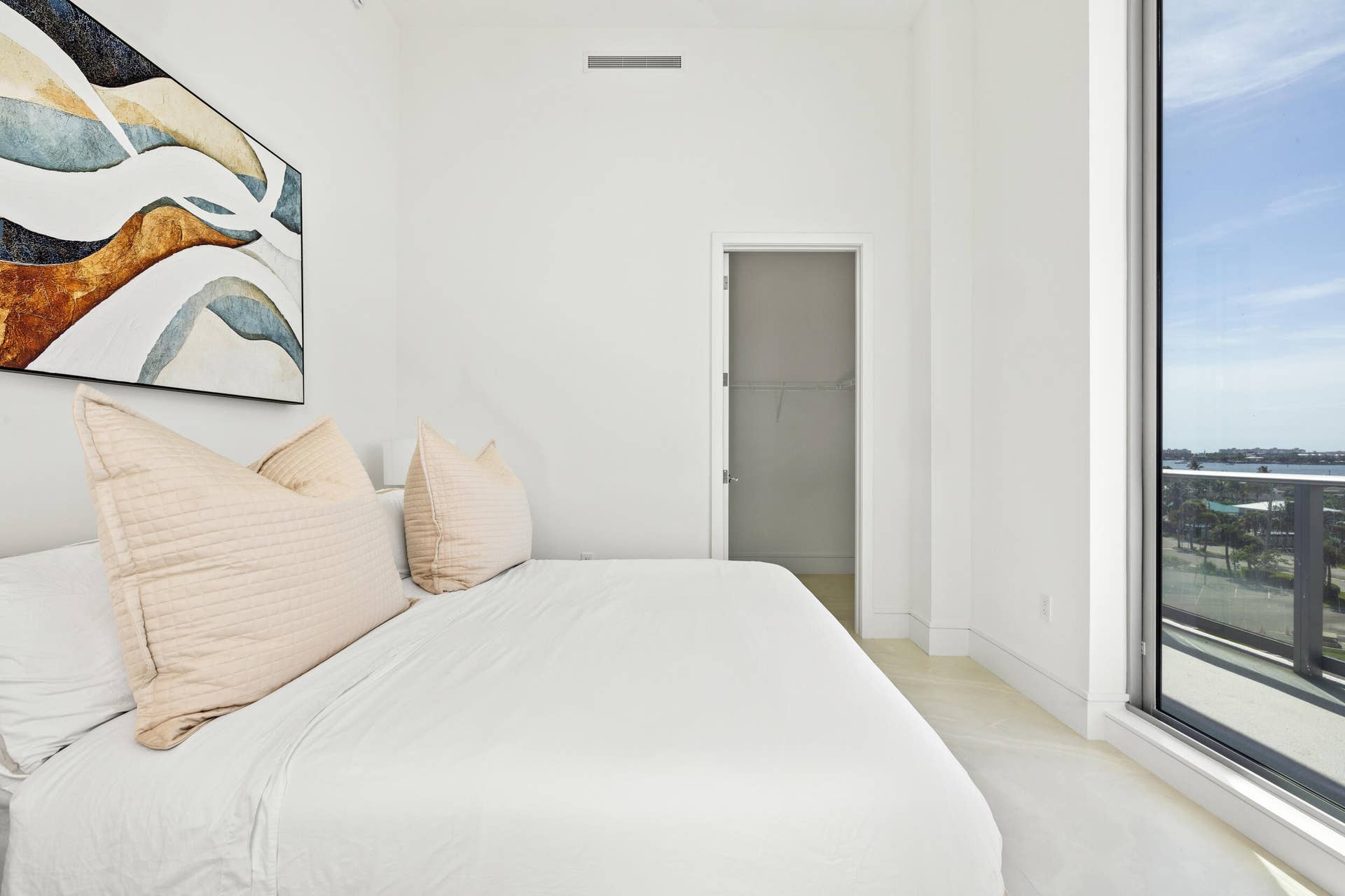 220 LAKE SHORE Drive, #612, West Palm Beach, FL 33403 Suite - with bathroom