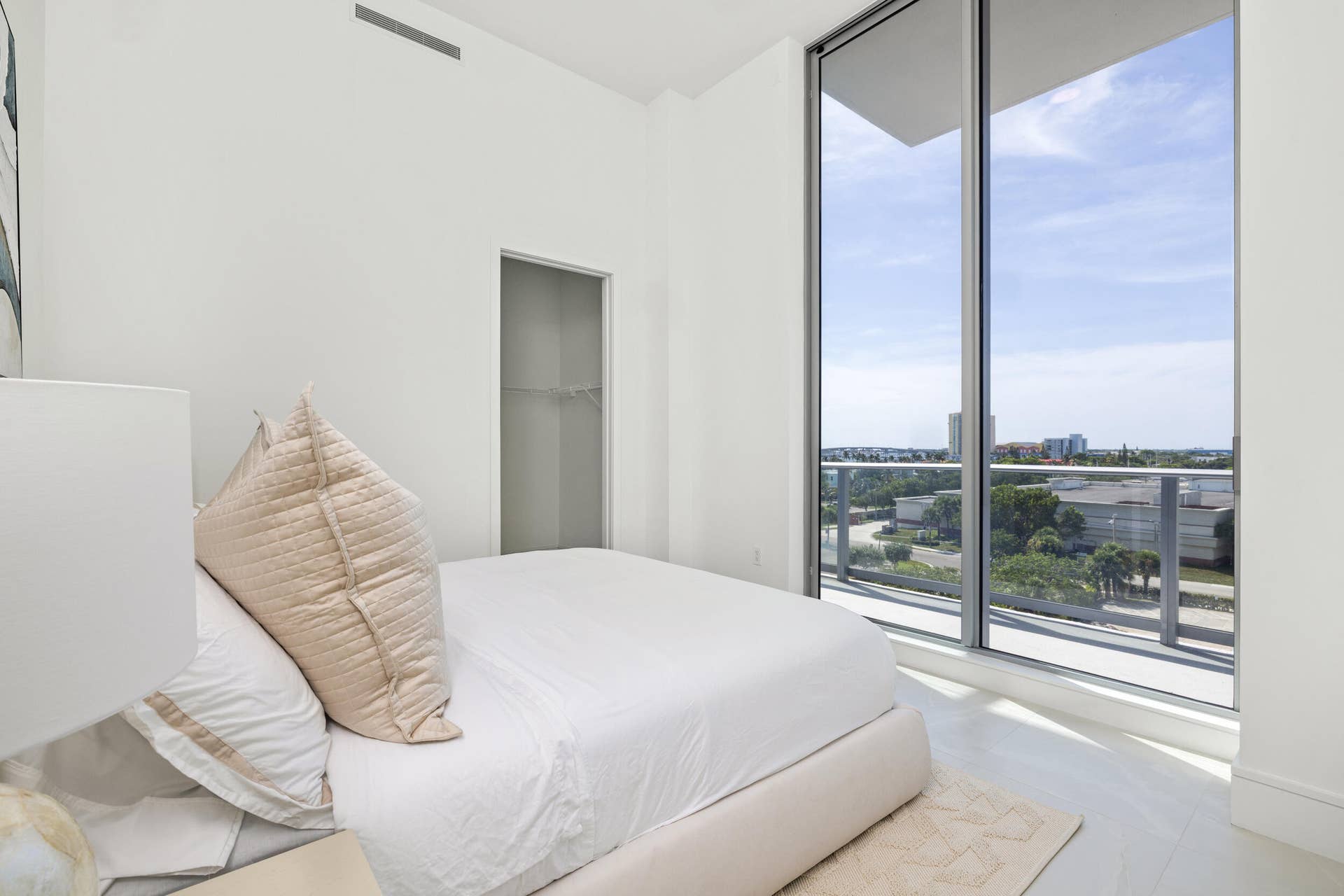 220 LAKE SHORE Drive, #612, West Palm Beach, FL 33403 Suite - with bathroom