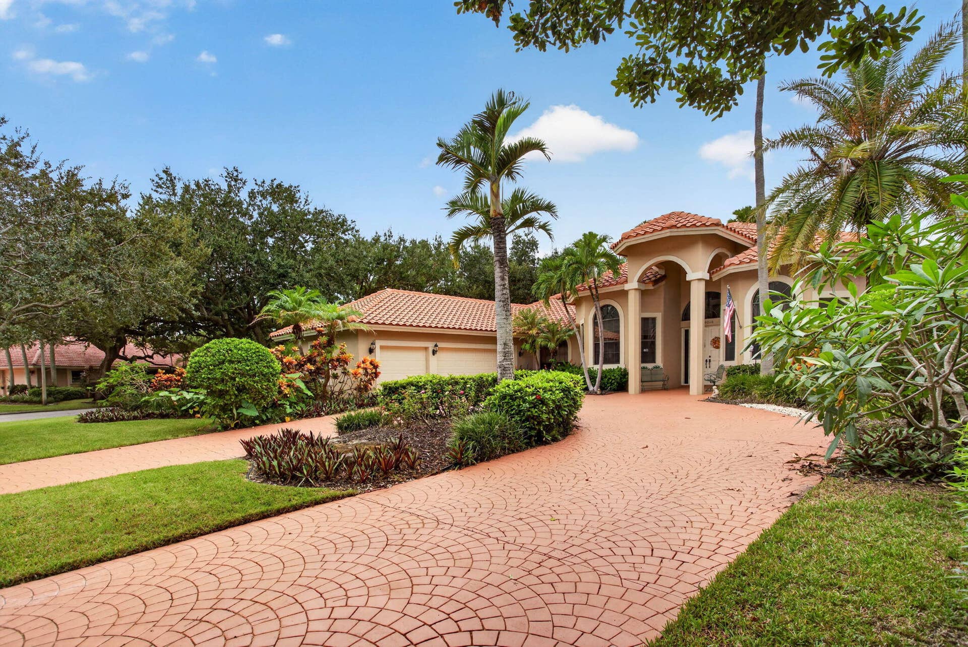 10240 Vestal Court, Coral Springs, FL 33071 Beautifully landscaped