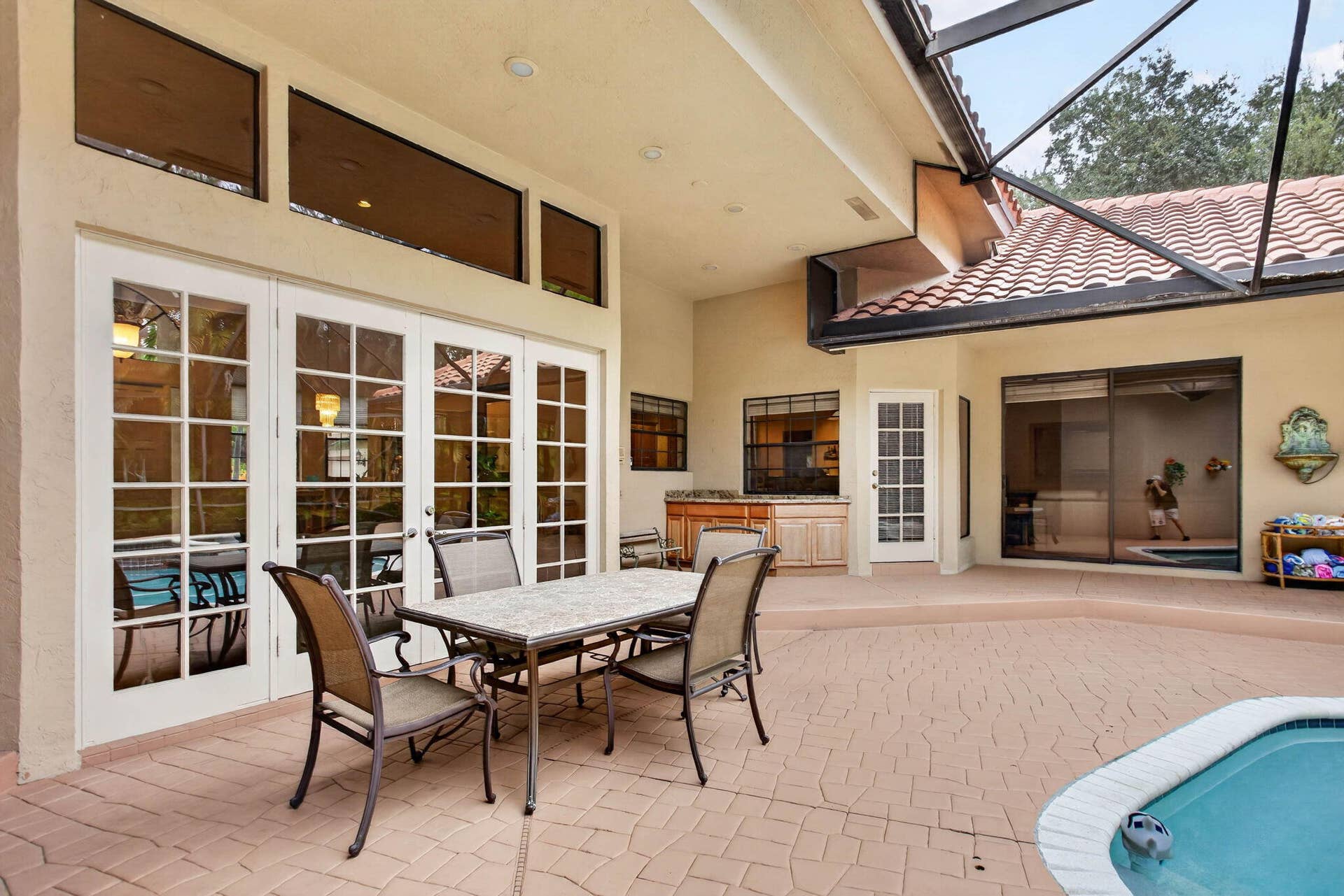 10240 Vestal Court, Coral Springs, FL 33071 Poolside dining.