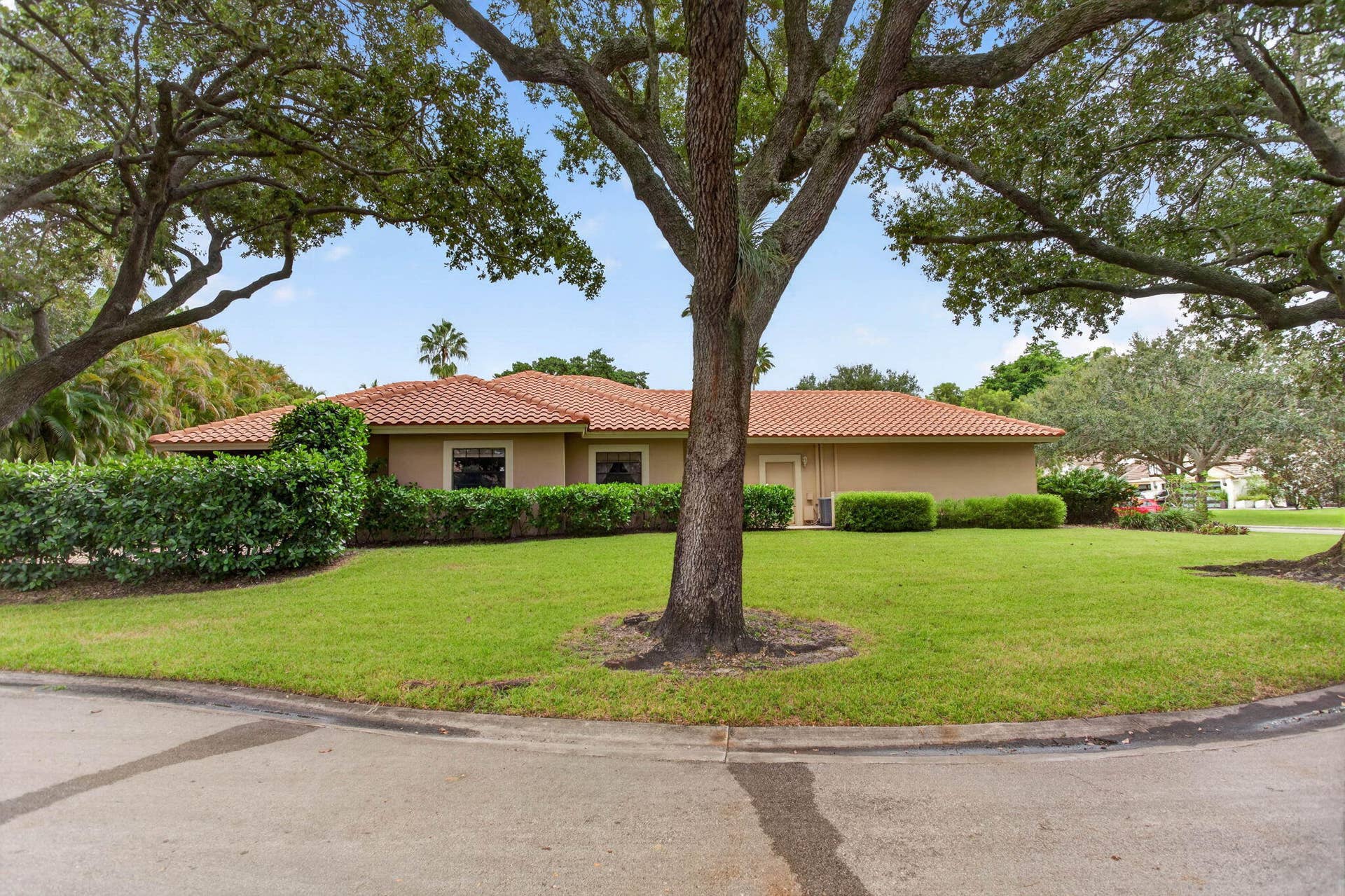 10240 Vestal Court, Coral Springs, FL 33071 Corner Lot on double cul-de-sac streets