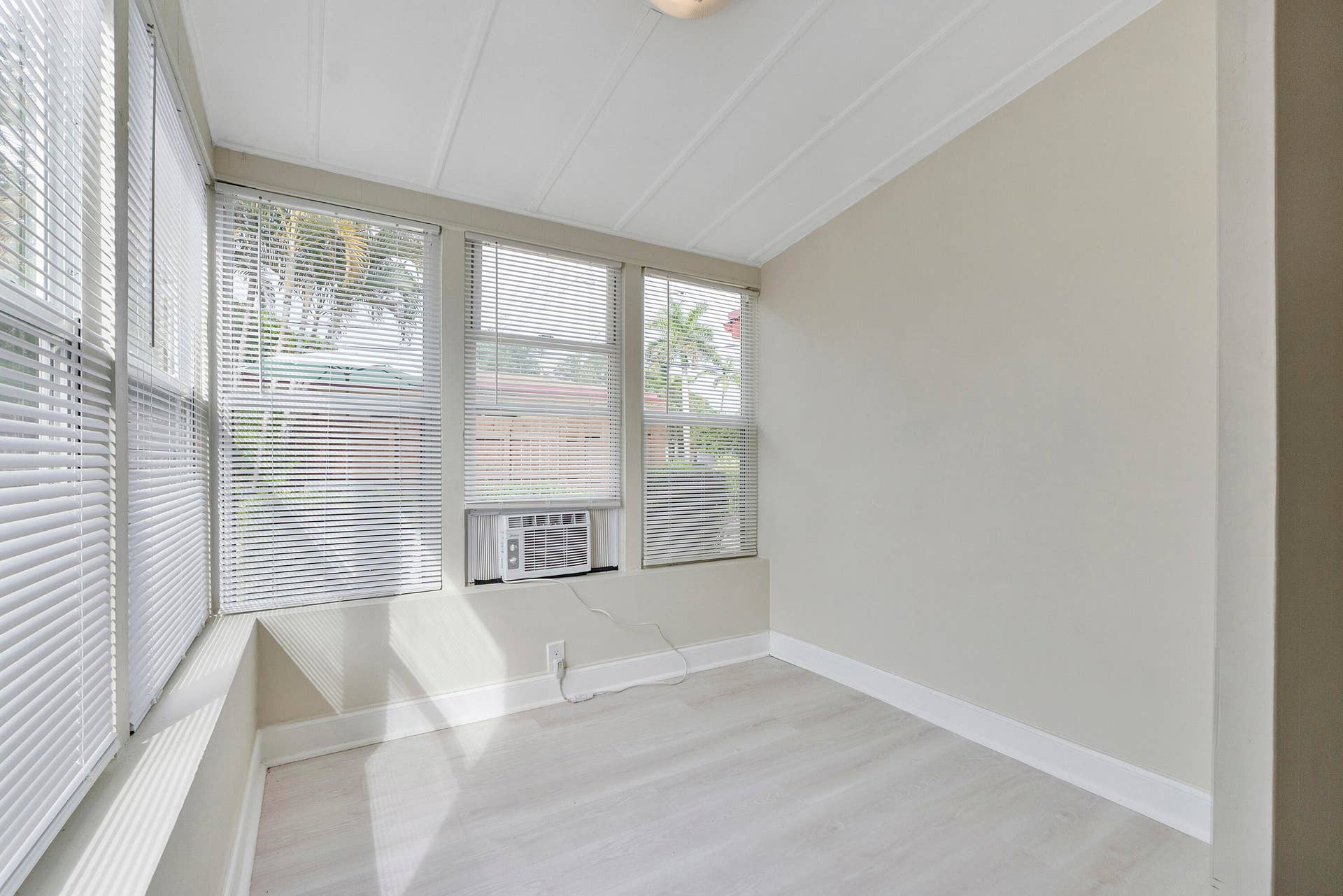 Sitting area or nursery off primary bedroom
