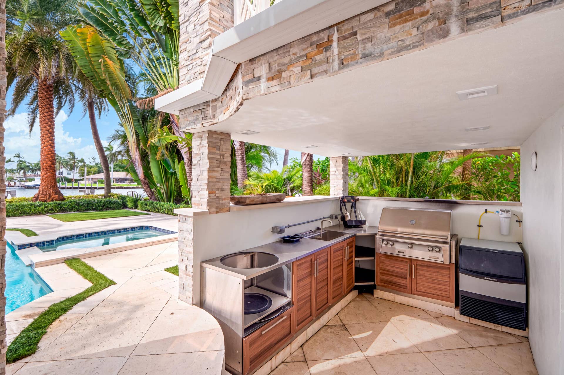 mls_SUMMER_KITCHEN_ANGLE