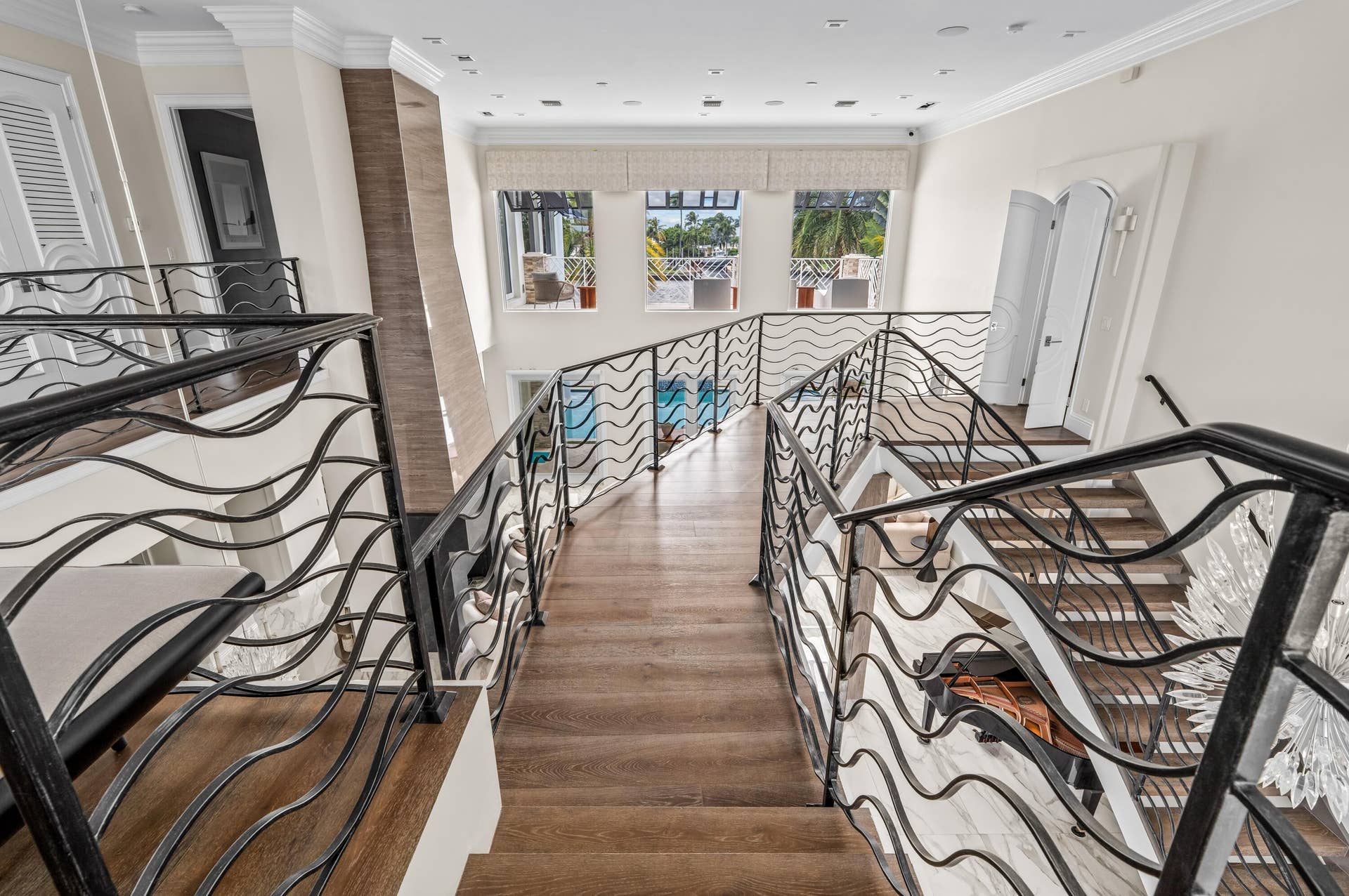 mls_STAIRS_LANDING