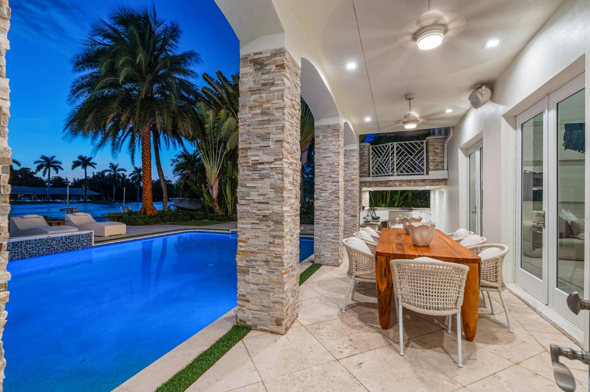 mls_LOGGIA_ANGLE_RIGHT_SUNSET