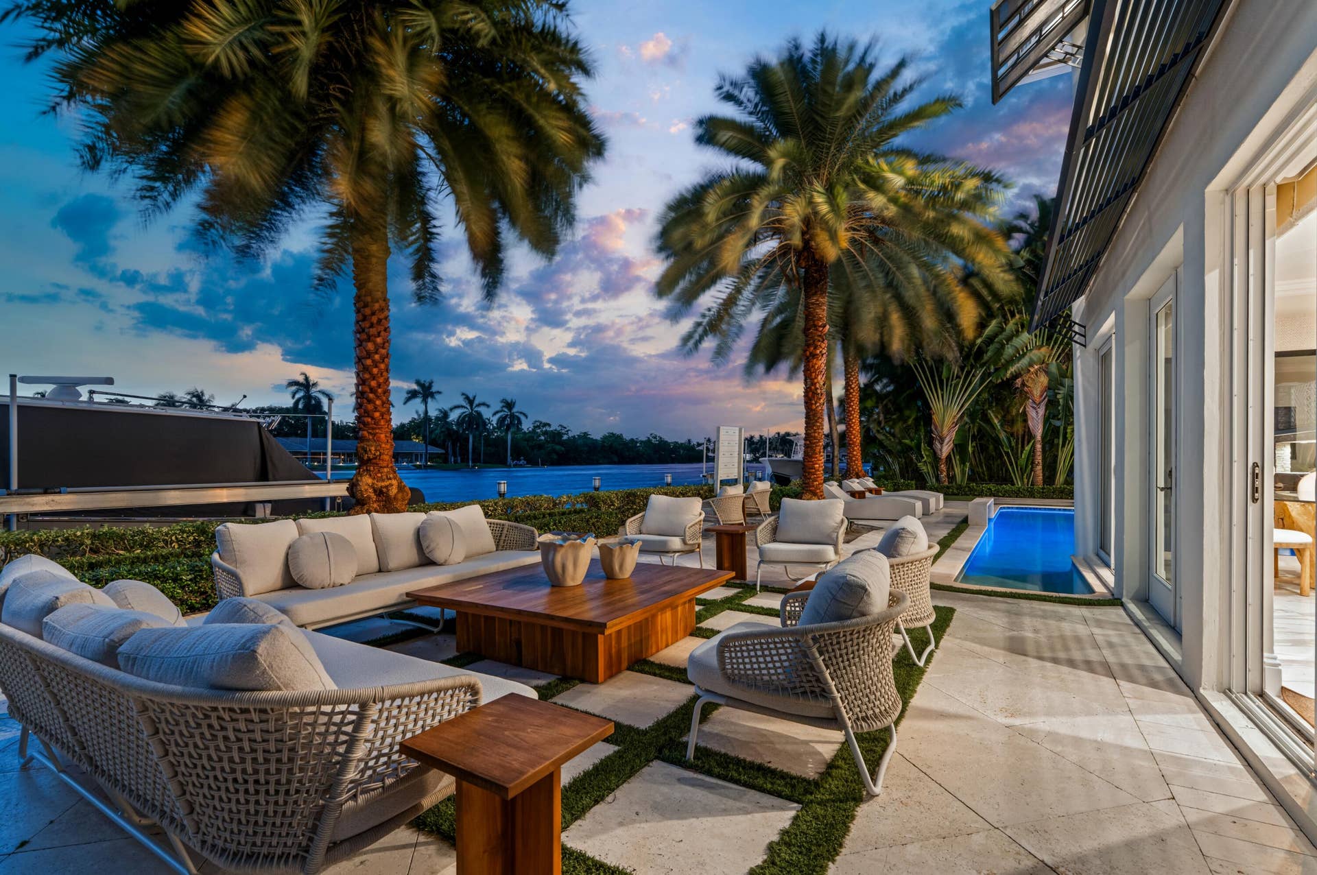 mls_PATIO_ANGLE_RIGHT_SUNSET